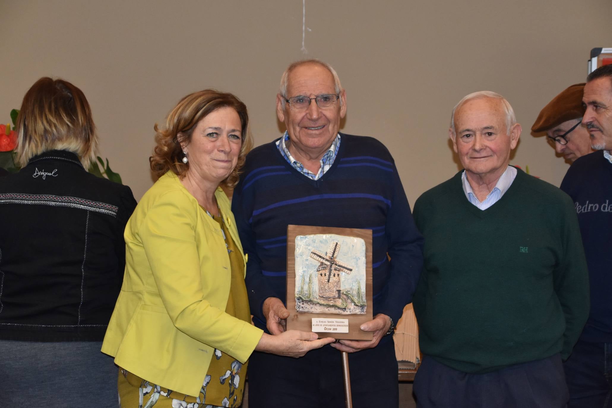 El Ayuntamiento de Ocón, dentro de los actos de los '40 años de ayuntamientos democráticos', celebró un homenaje a los alcaldes, concejales y representantes que han ejercido su labor en algún momento desde 1979 hasta la actualidad.