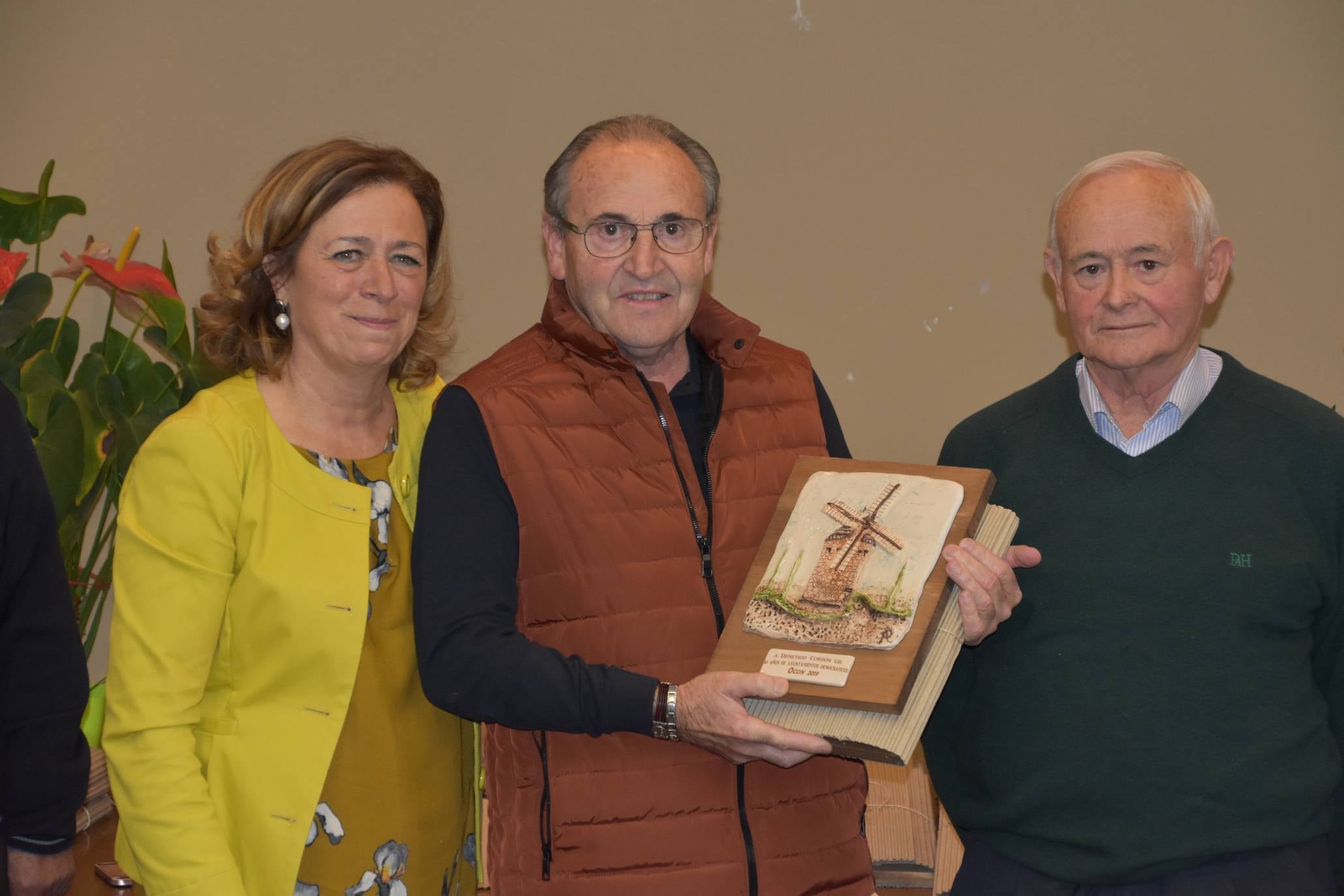 El Ayuntamiento de Ocón, dentro de los actos de los '40 años de ayuntamientos democráticos', celebró un homenaje a los alcaldes, concejales y representantes que han ejercido su labor en algún momento desde 1979 hasta la actualidad.