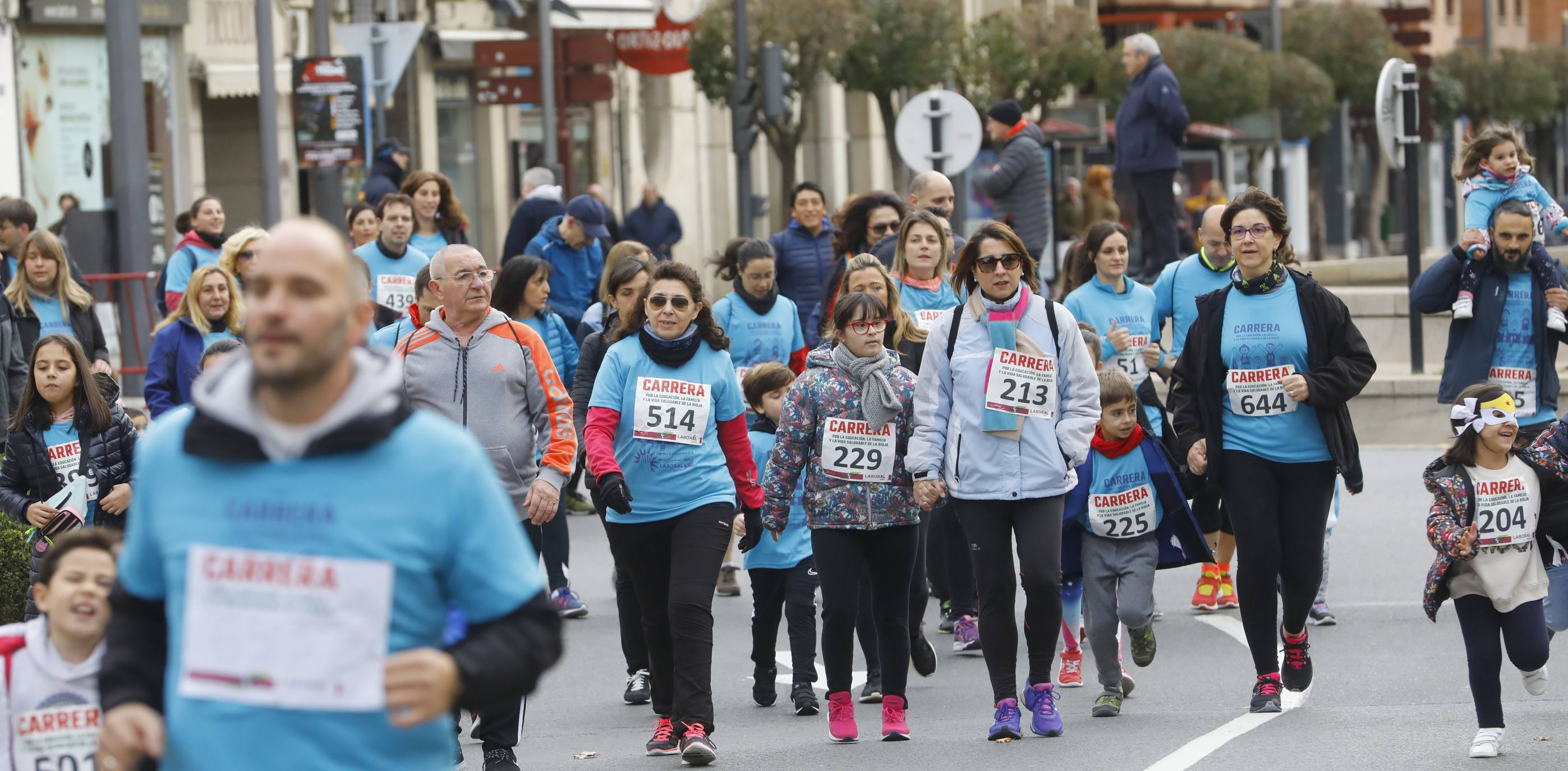 Cientos de familias y amigos han salido este domingo a hacer deporte por la capital riojana... ¡con un ambientazo increíble!