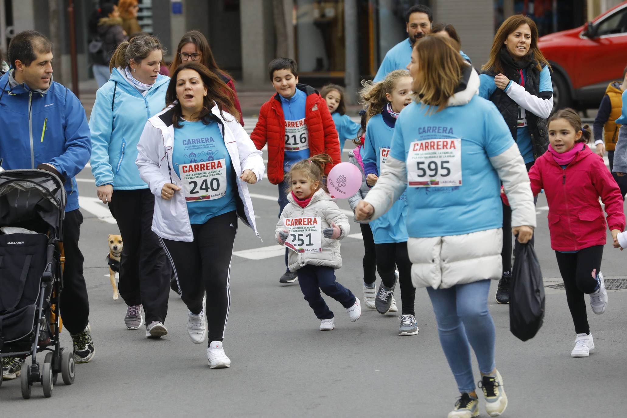 Cientos de familias y amigos han salido este domingo a hacer deporte por la capital riojana... ¡con un ambientazo increíble!