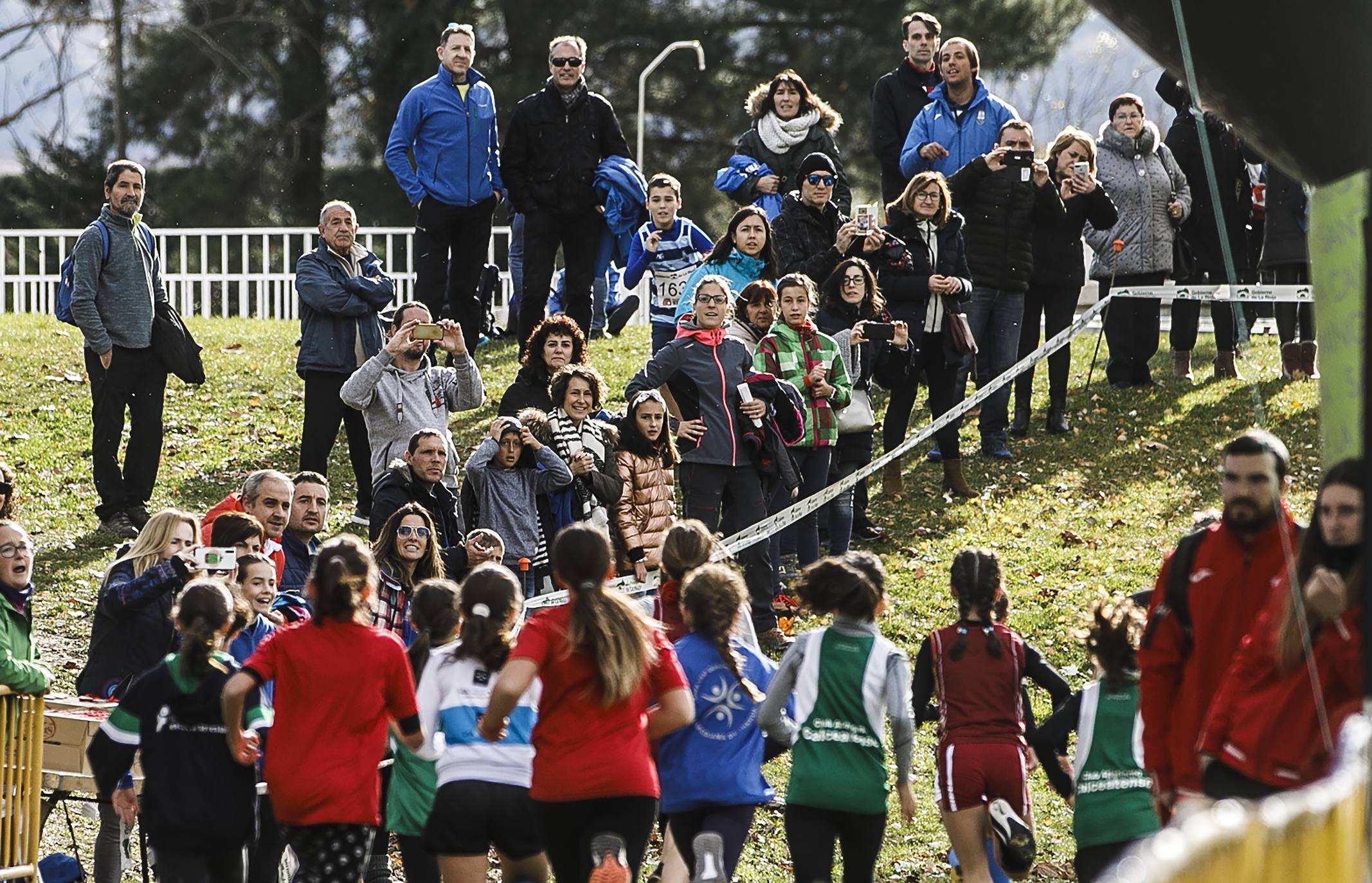 La galería de imágenes de la jornada de Cross en el municipio lo resume todo: mucho ambiente, risas y ejercicio físico en un día muy especial para todos los pequeños guerreros