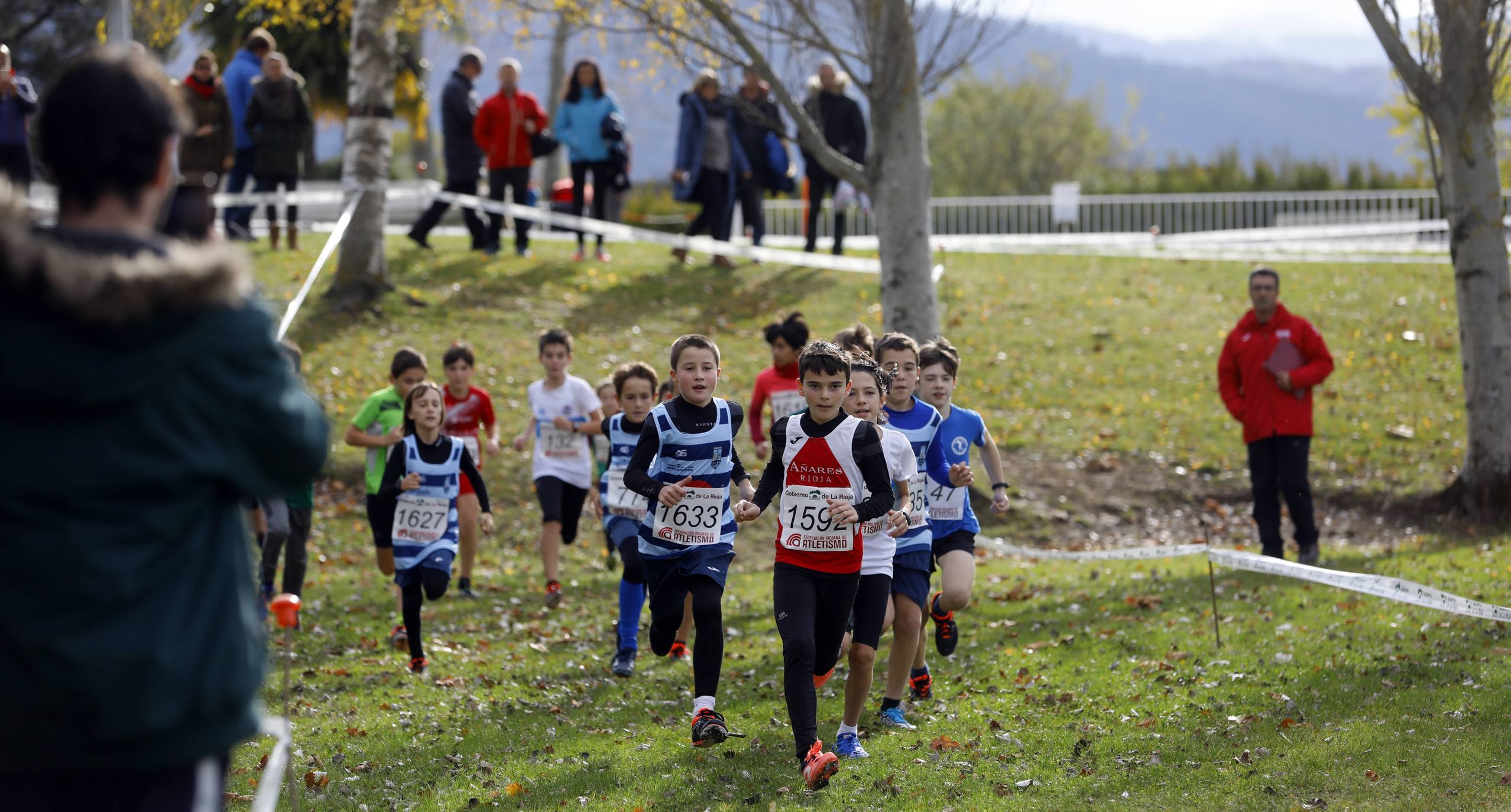 La galería de imágenes de la jornada de Cross en el municipio lo resume todo: mucho ambiente, risas y ejercicio físico en un día muy especial para todos los pequeños guerreros