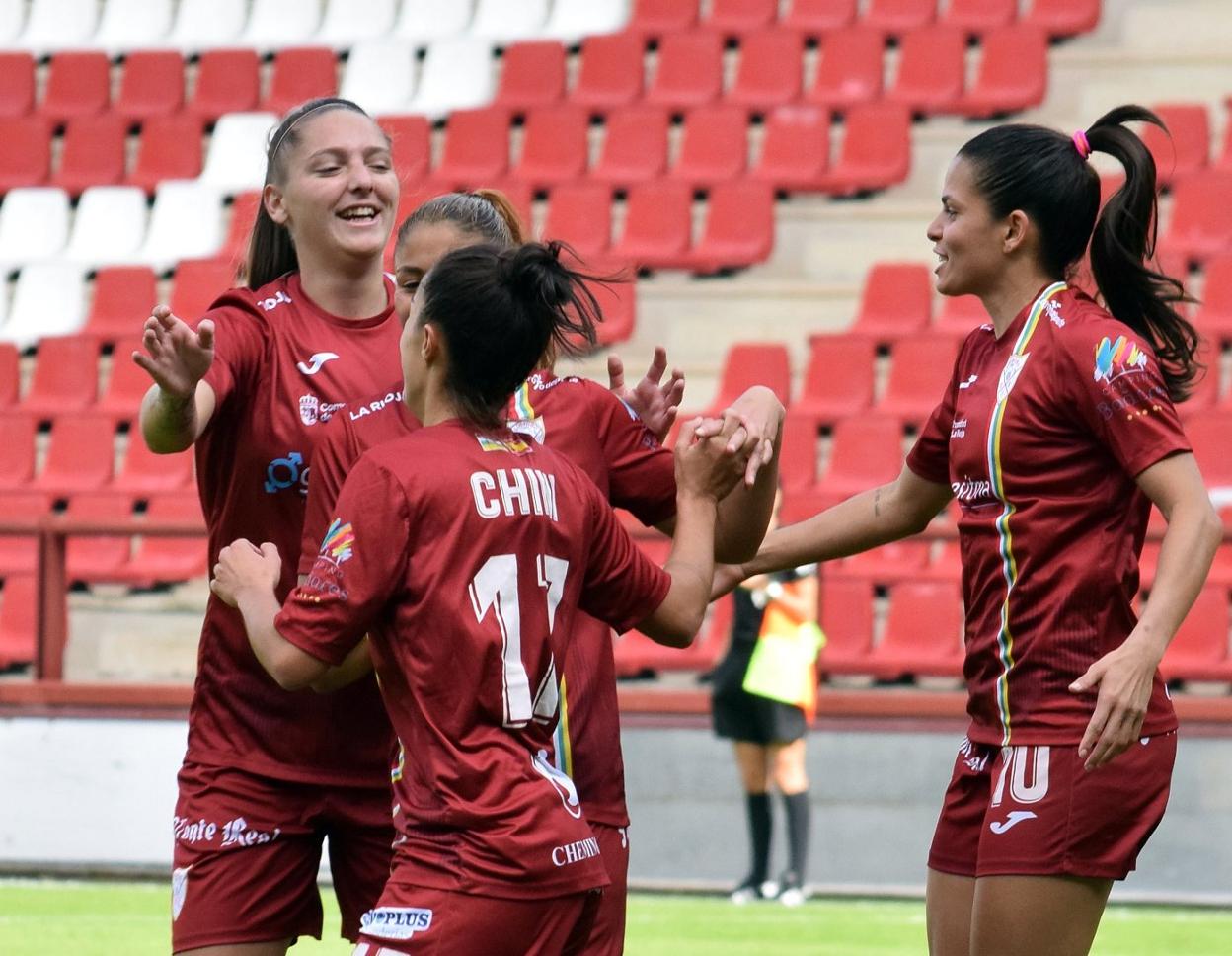 Natalia, Vanesa, Chini e Isadora celebran un gol en Las Gaunas. 