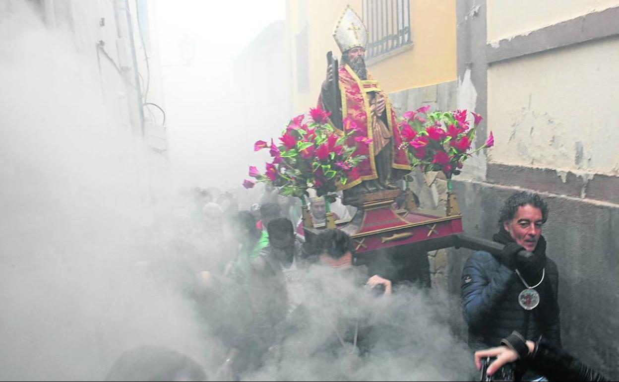 Las hogueras cubrieron de humo las angostas calles al paso de la imagen de San Andrés.