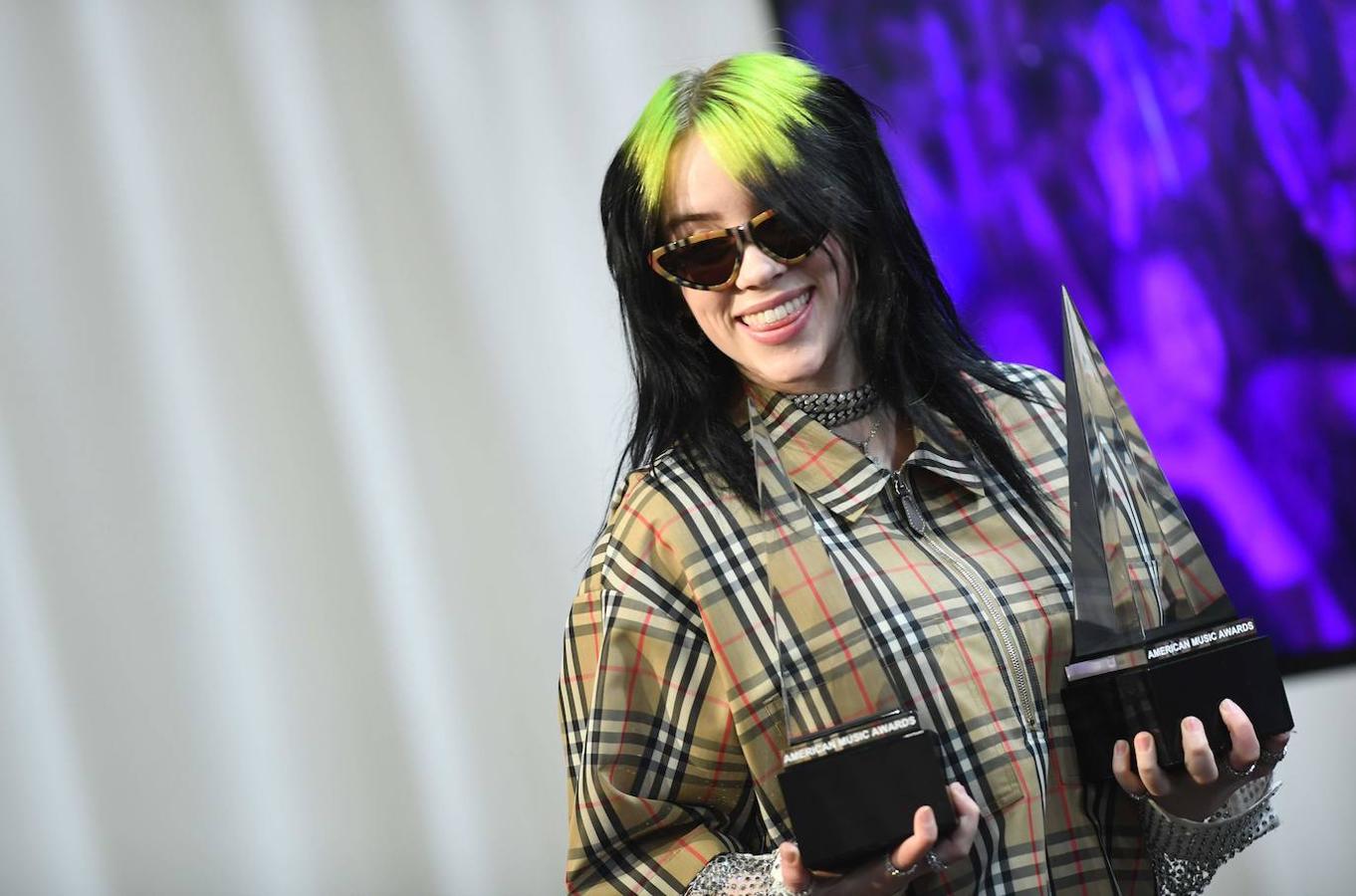 La cantante Billie Eilish posa con sus dos premios.