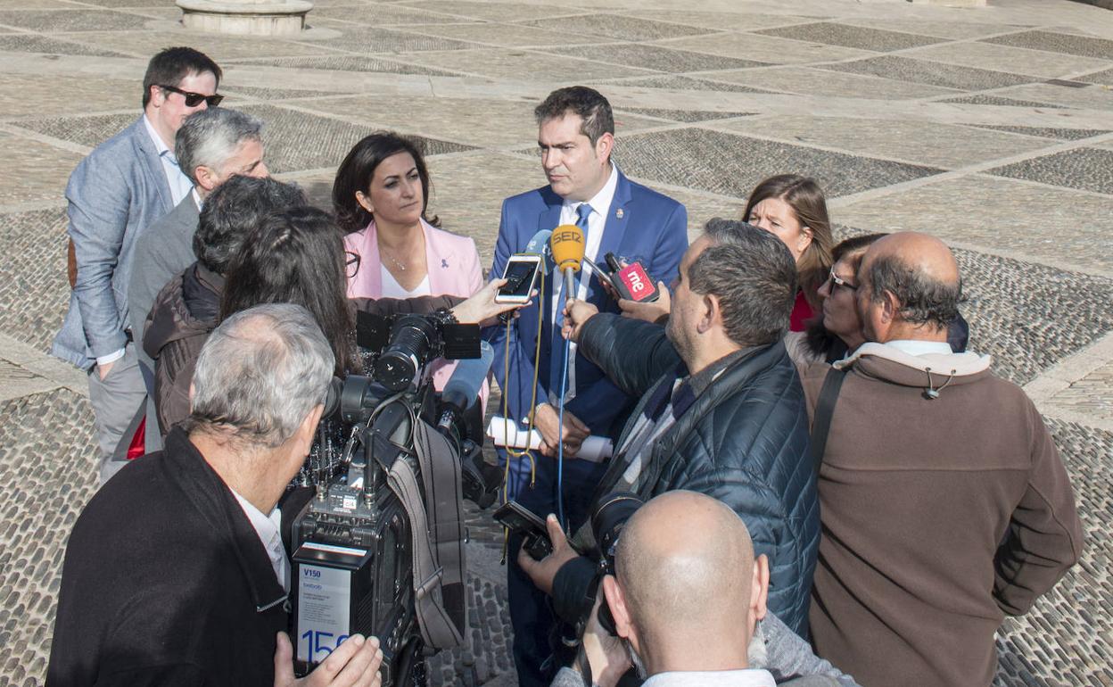 Concha Andreu y David Mena atienden a los medios informativos en la plaza de España.