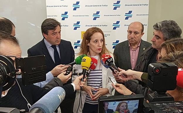 La jefa provincial de Tráfico, Beatriz Zúñiga, iinforma a los periodistas. 