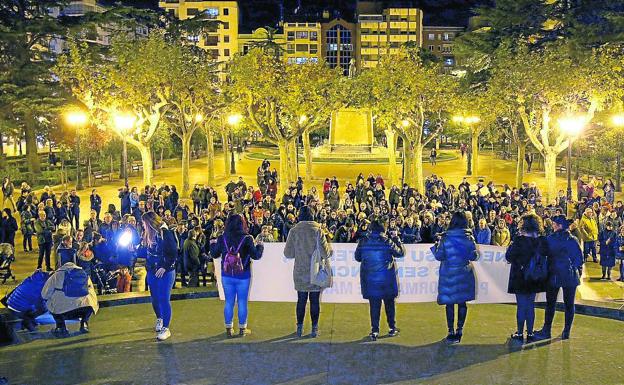 Concentración en el Espolón organizada por la Plataforma 8 de Marzo. 