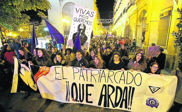 La convocatoria más numerosa, la de Mujeres en Rebeldía, recorrió la calle Portales en manifestación.