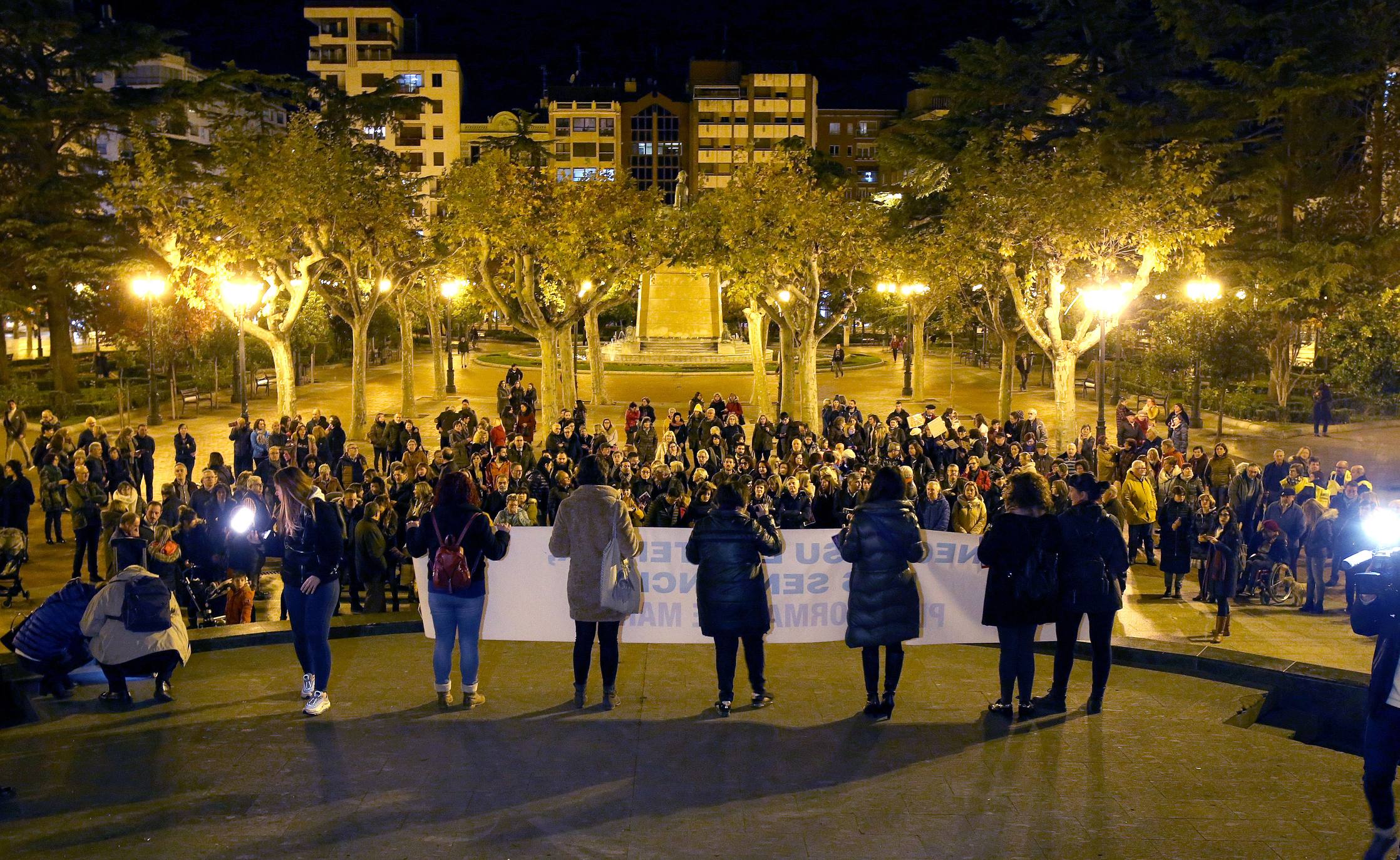 Una concentración ha tenido lugar en El Espolón y la otra ha discurrido por la calle Portales. 