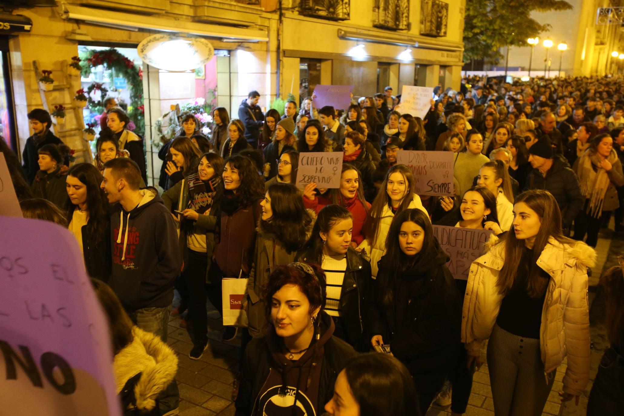 Una concentración ha tenido lugar en El Espolón y la otra ha discurrido por la calle Portales. 