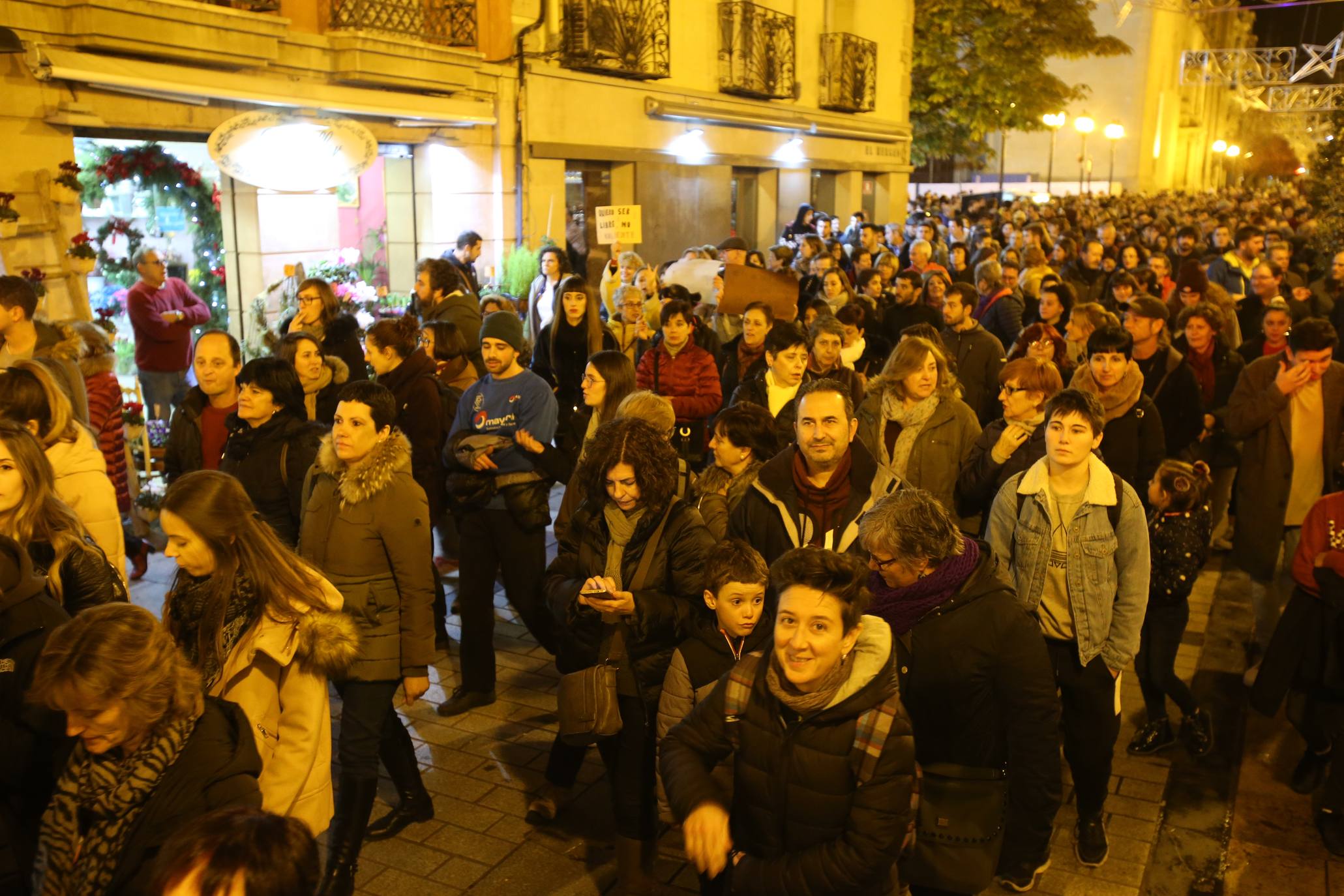 Una concentración ha tenido lugar en El Espolón y la otra ha discurrido por la calle Portales. 