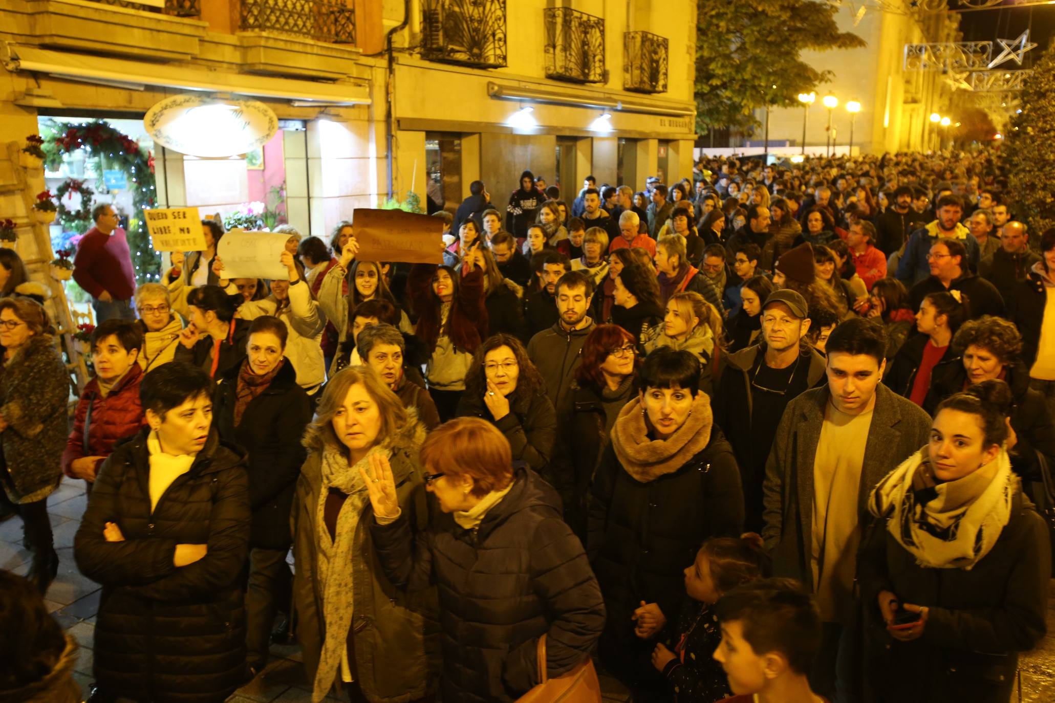 Una concentración ha tenido lugar en El Espolón y la otra ha discurrido por la calle Portales. 