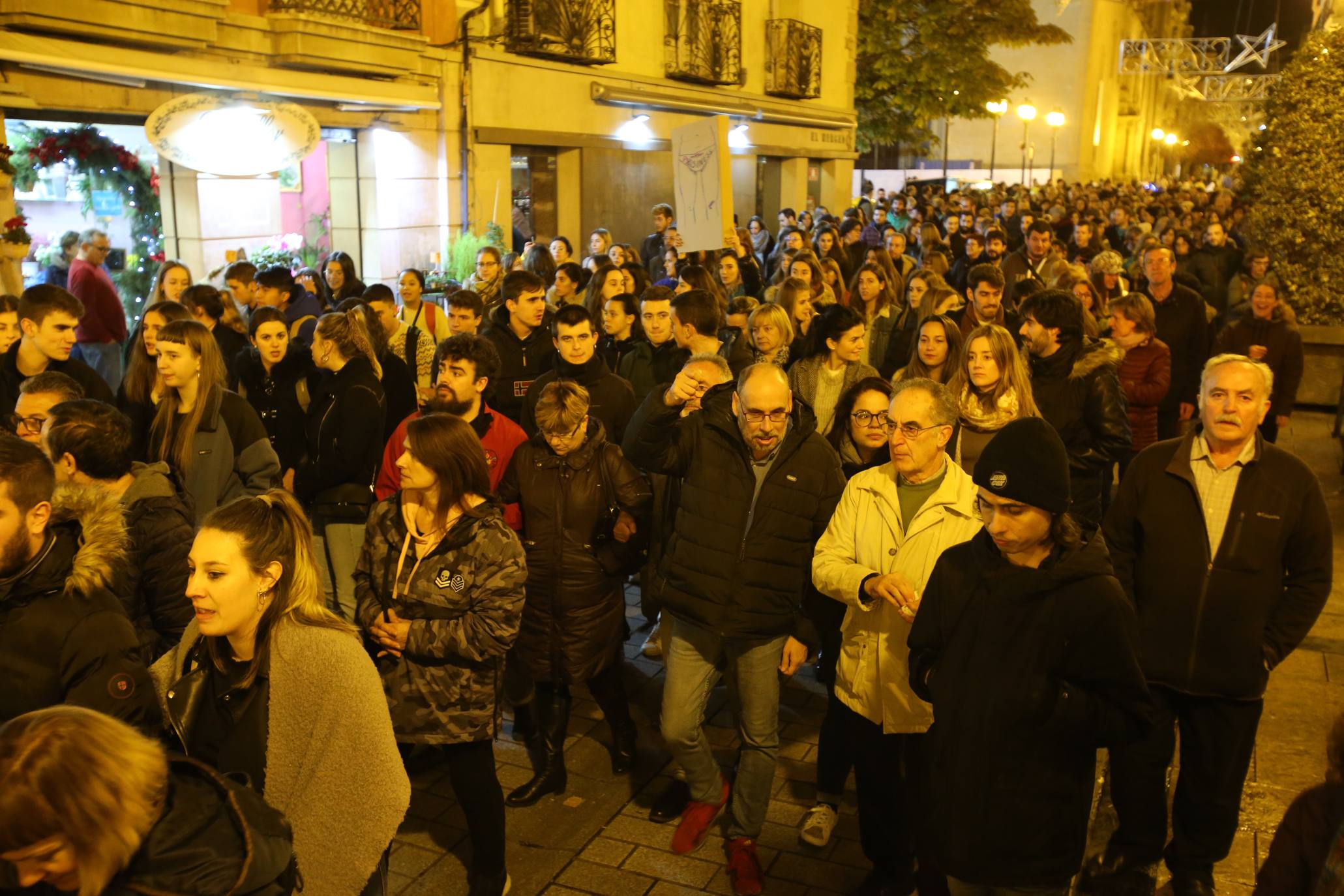 Una concentración ha tenido lugar en El Espolón y la otra ha discurrido por la calle Portales. 