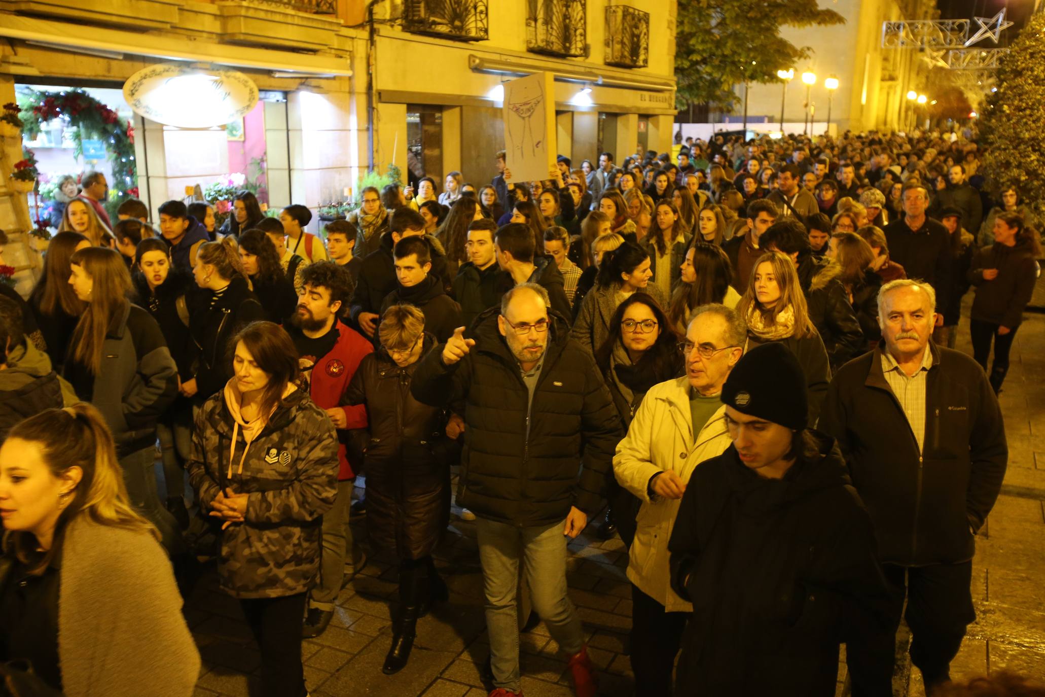 Una concentración ha tenido lugar en El Espolón y la otra ha discurrido por la calle Portales. 