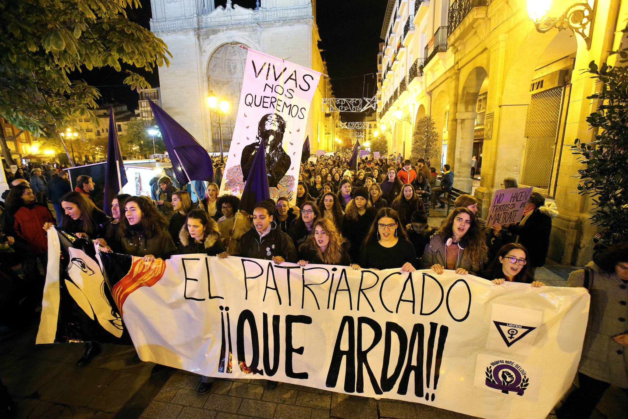 Una concentración ha tenido lugar en El Espolón y la otra ha discurrido por la calle Portales. 