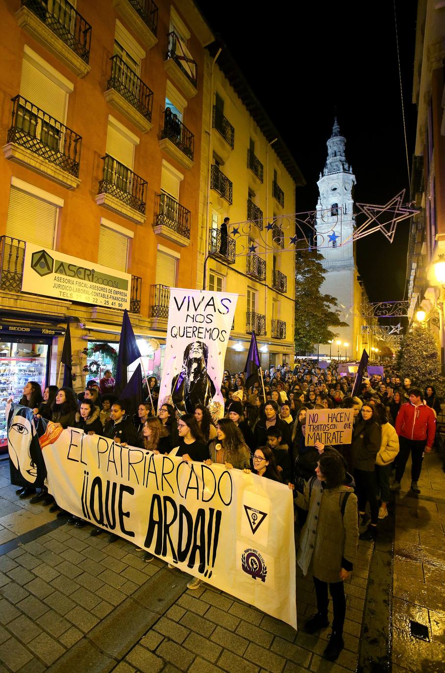 Una concentración ha tenido lugar en El Espolón y la otra ha discurrido por la calle Portales. 