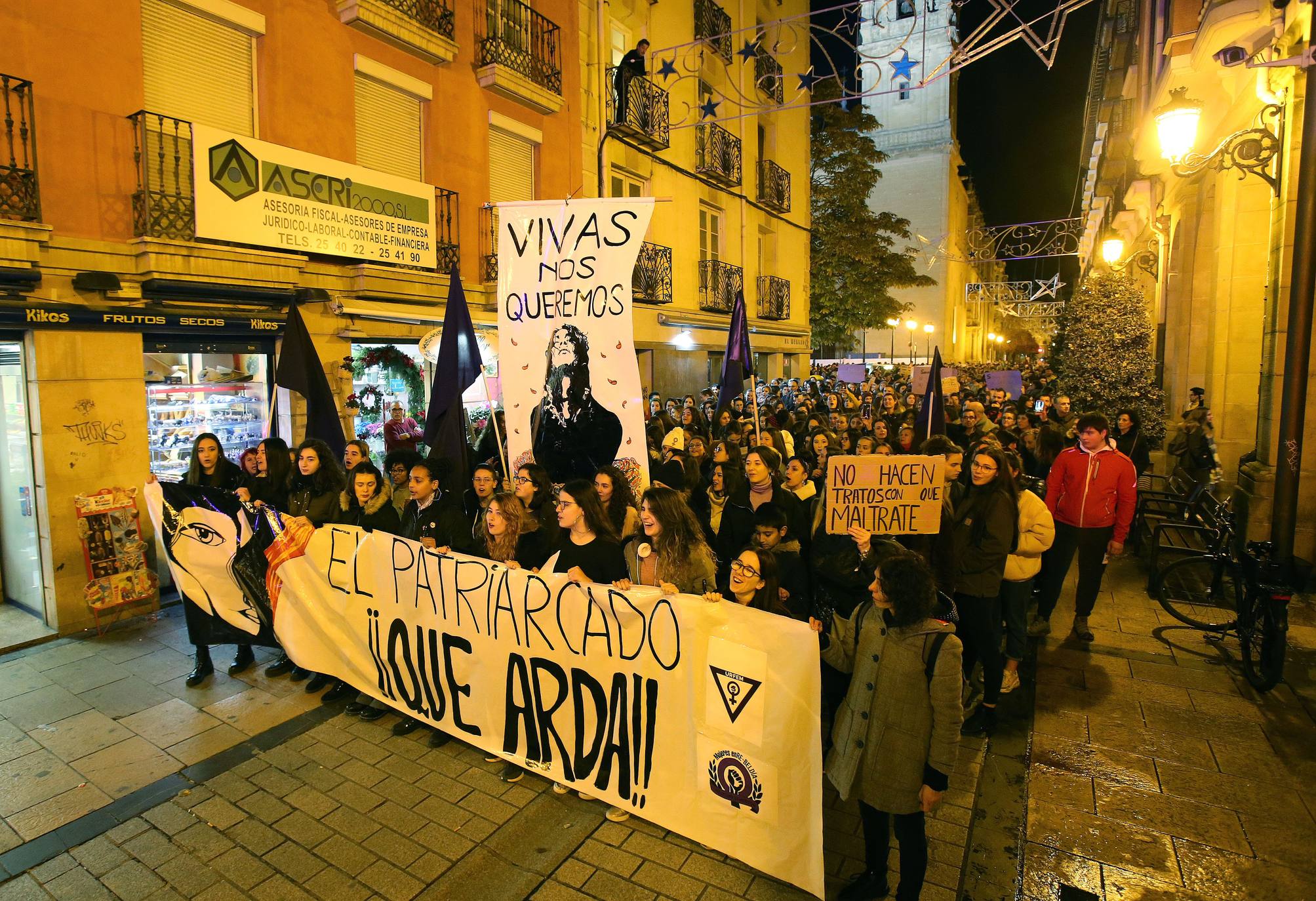 Una concentración ha tenido lugar en El Espolón y la otra ha discurrido por la calle Portales. 