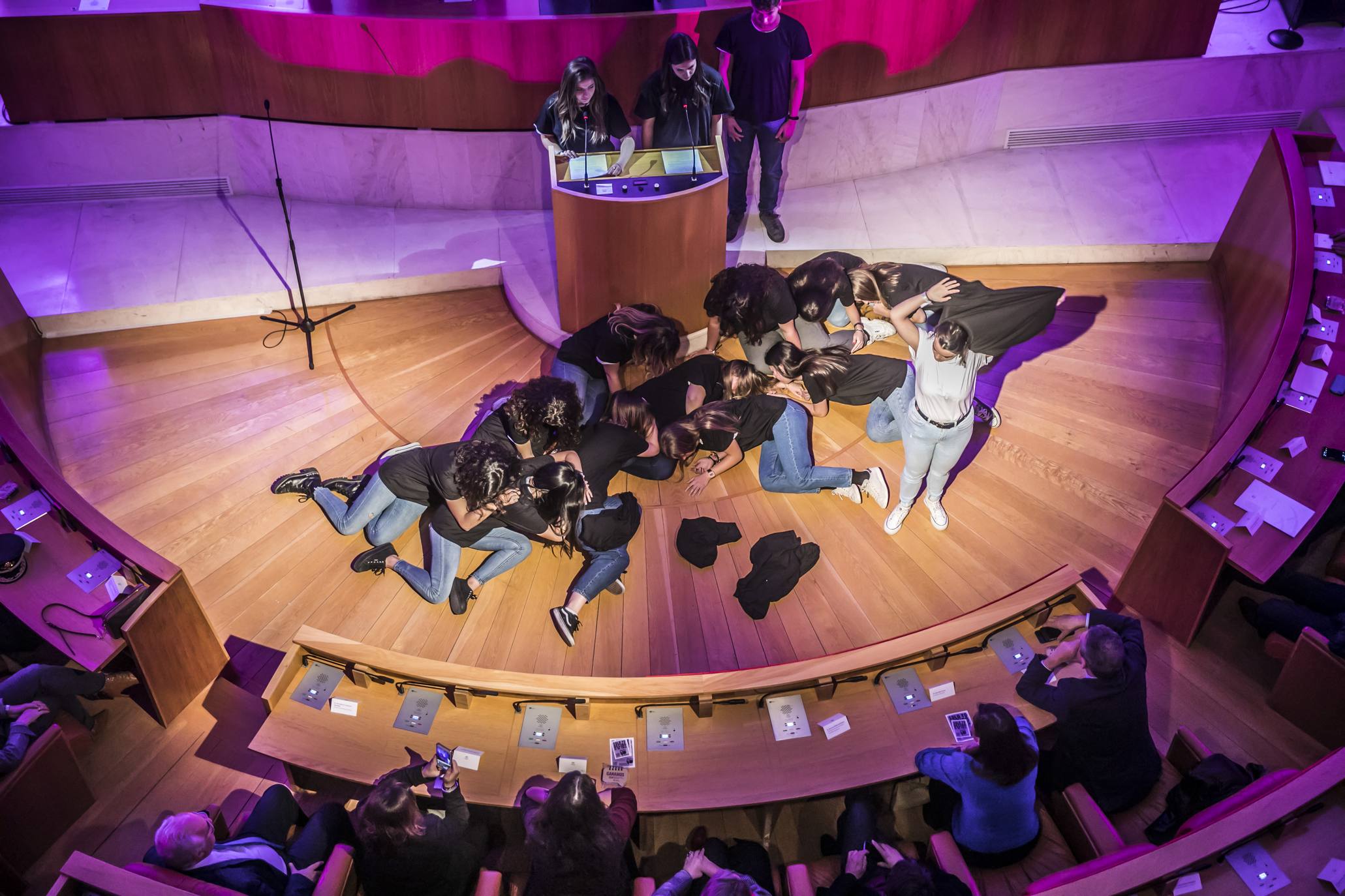 Fotos: Performance de estudiantes de la UR en el Parlamento por el Día Internacional de la Eliminación de la Violencia contra la Mujer