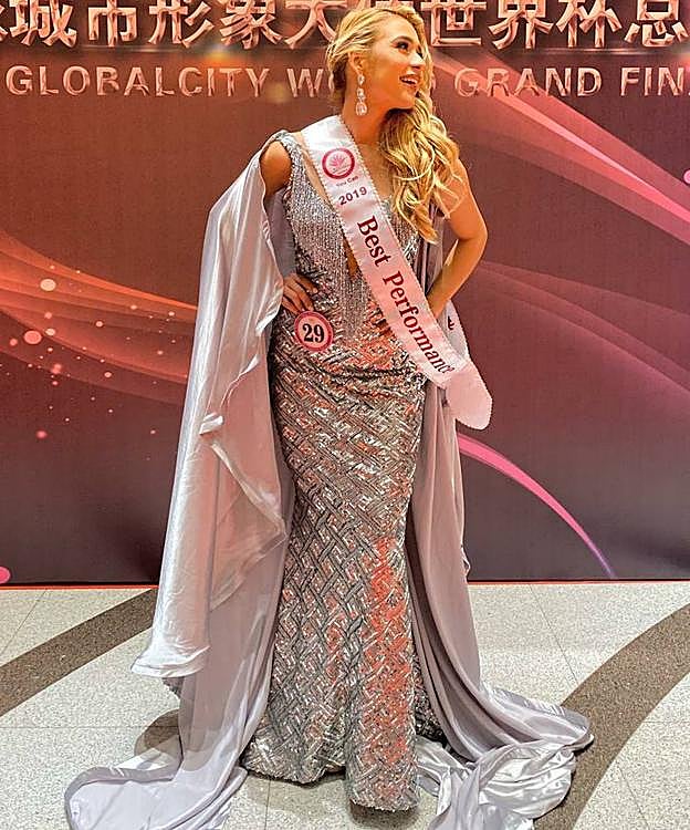 Yerly posó feliz con la banda. 