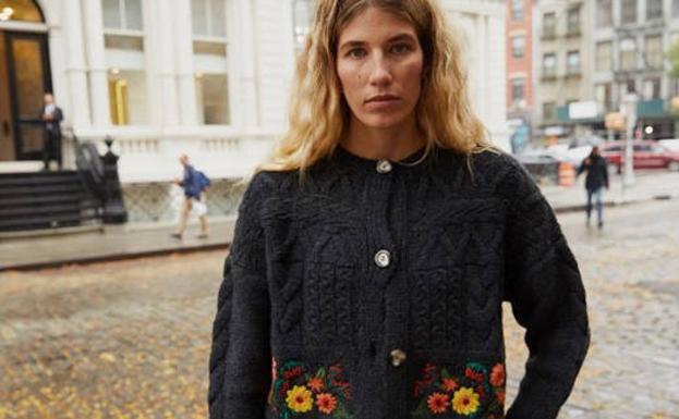 Veronika Heilbrunner con la chaqueta de flores de 'Leandra x Mango'