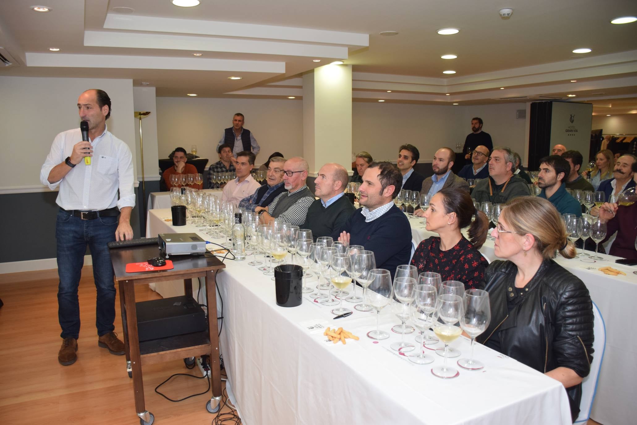 Pablo Eguzquiza, socio de la Compañía de Vinos de Telmo Rodríguez, presentó anoche en una espectacular cata una amplia muestra de vinos de pueblo y parcelarios de dos distantes proyectos de la Compañía: Ladeiras do Xil (Valdeorras), junto con las de Bodegas Lanzaga (Lanciego, Rioja). 