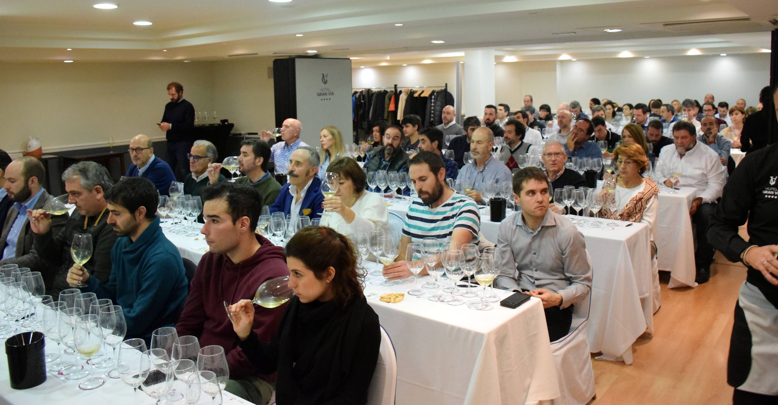 Pablo Eguzquiza, socio de la Compañía de Vinos de Telmo Rodríguez, presentó anoche en una espectacular cata una amplia muestra de vinos de pueblo y parcelarios de dos distantes proyectos de la Compañía: Ladeiras do Xil (Valdeorras), junto con las de Bodegas Lanzaga (Lanciego, Rioja). 