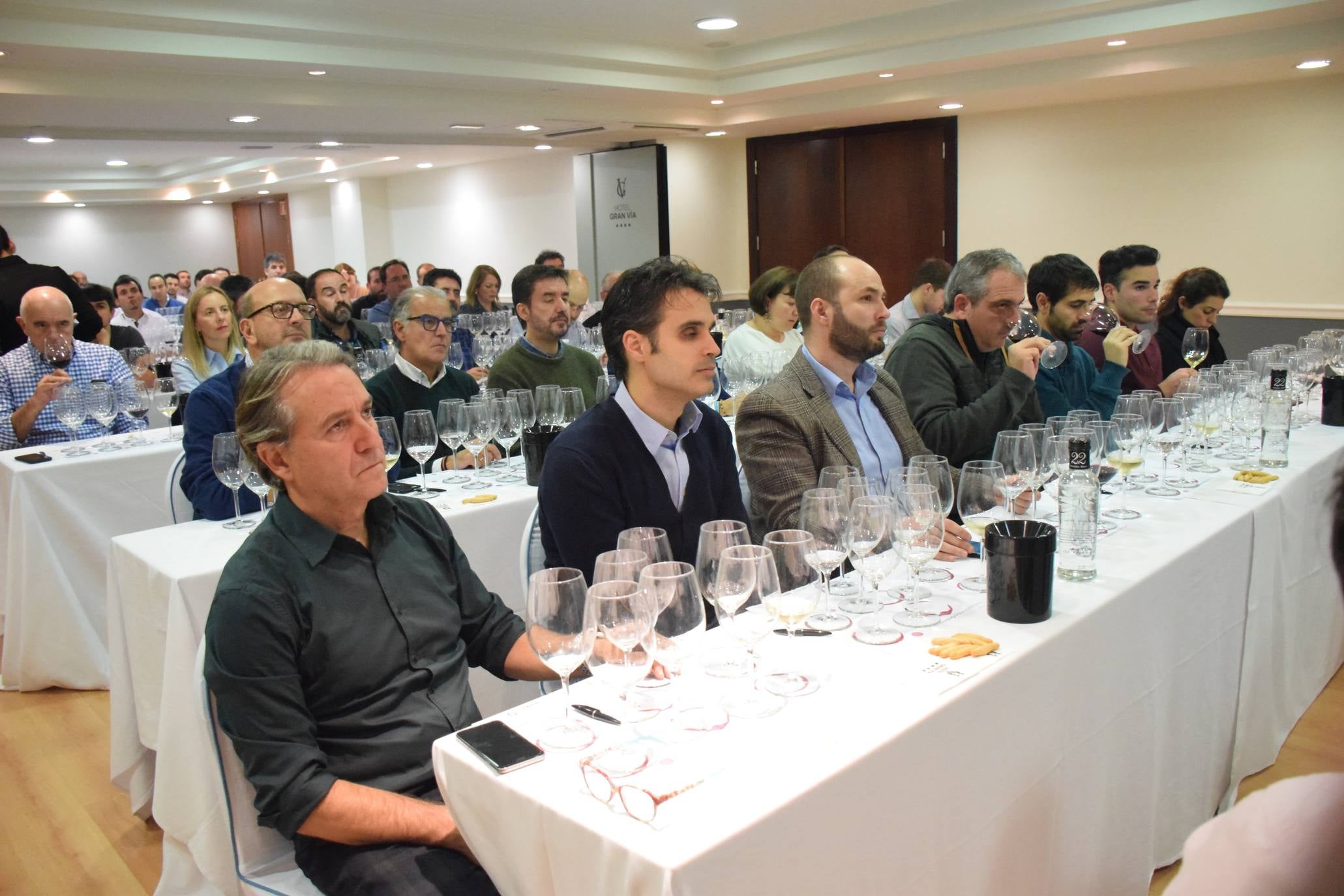 Pablo Eguzquiza, socio de la Compañía de Vinos de Telmo Rodríguez, presentó anoche en una espectacular cata una amplia muestra de vinos de pueblo y parcelarios de dos distantes proyectos de la Compañía: Ladeiras do Xil (Valdeorras), junto con las de Bodegas Lanzaga (Lanciego, Rioja). 