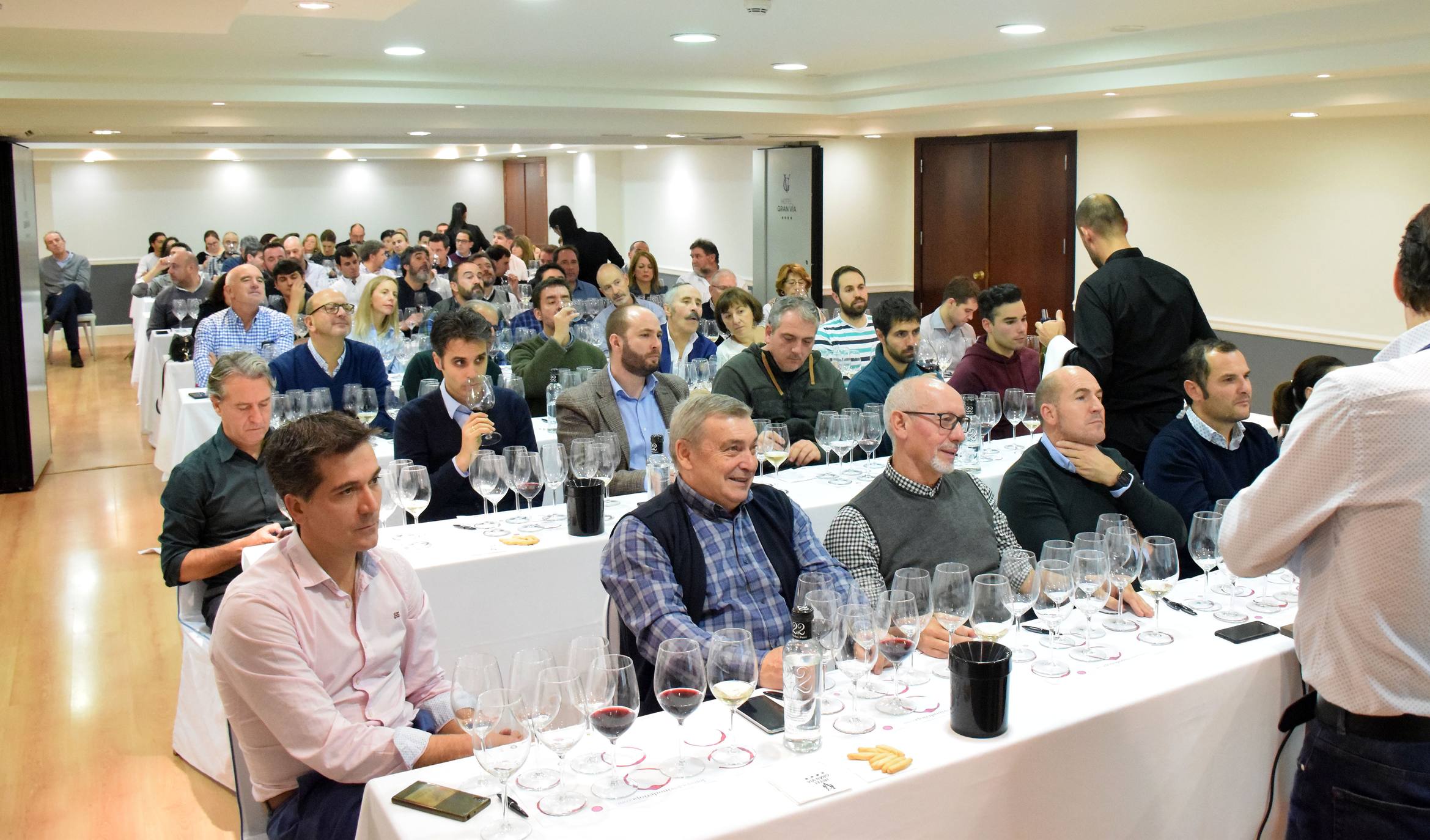 Pablo Eguzquiza, socio de la Compañía de Vinos de Telmo Rodríguez, presentó anoche en una espectacular cata una amplia muestra de vinos de pueblo y parcelarios de dos distantes proyectos de la Compañía: Ladeiras do Xil (Valdeorras), junto con las de Bodegas Lanzaga (Lanciego, Rioja). 