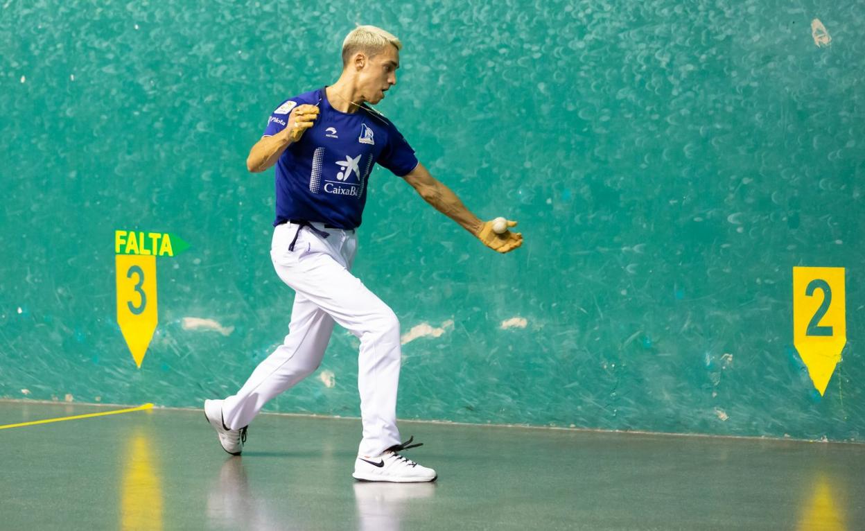 Zabala ataca la pelota con su mano izquierda. :: sonia tercero