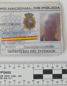 Imagen secundaria 2 - Detenido un hombre con una placa y un carné falsos de policía