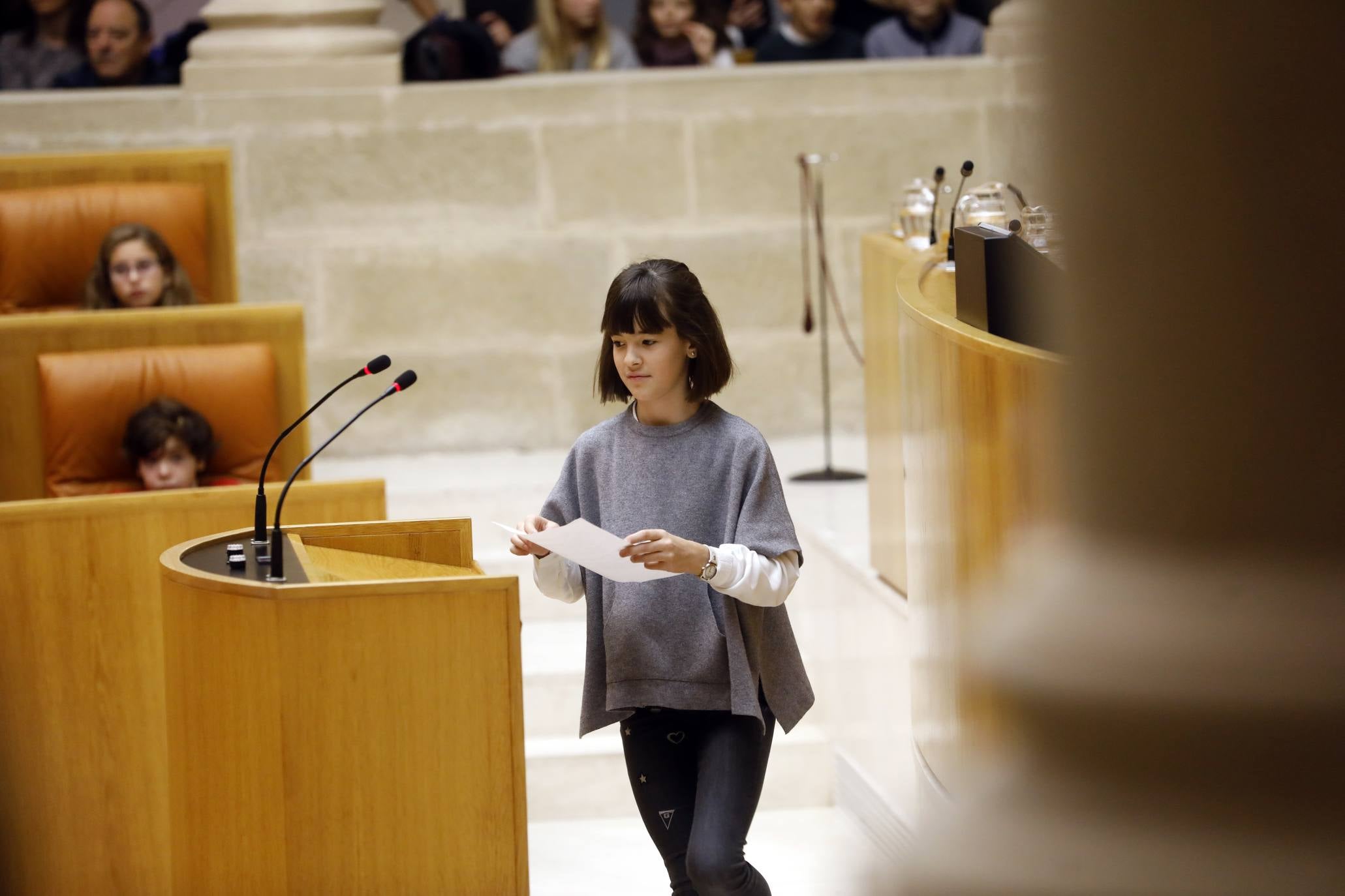 Varios niños han visitado el Parlamento para celebrar el Día de la Constitución. 