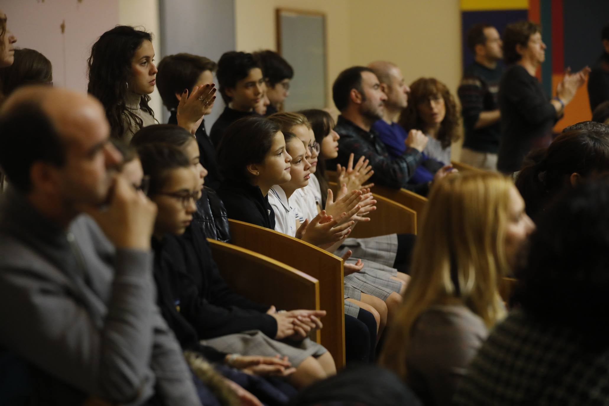 Varios niños han visitado el Parlamento para celebrar el Día de la Constitución. 