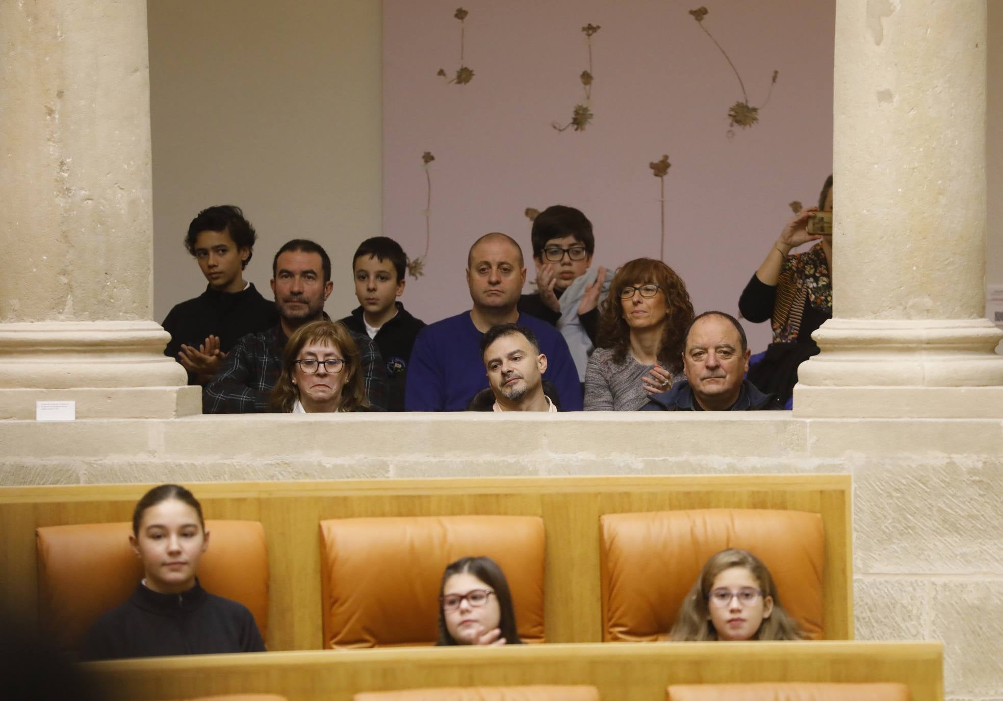 Varios niños han visitado el Parlamento para celebrar el Día de la Constitución. 