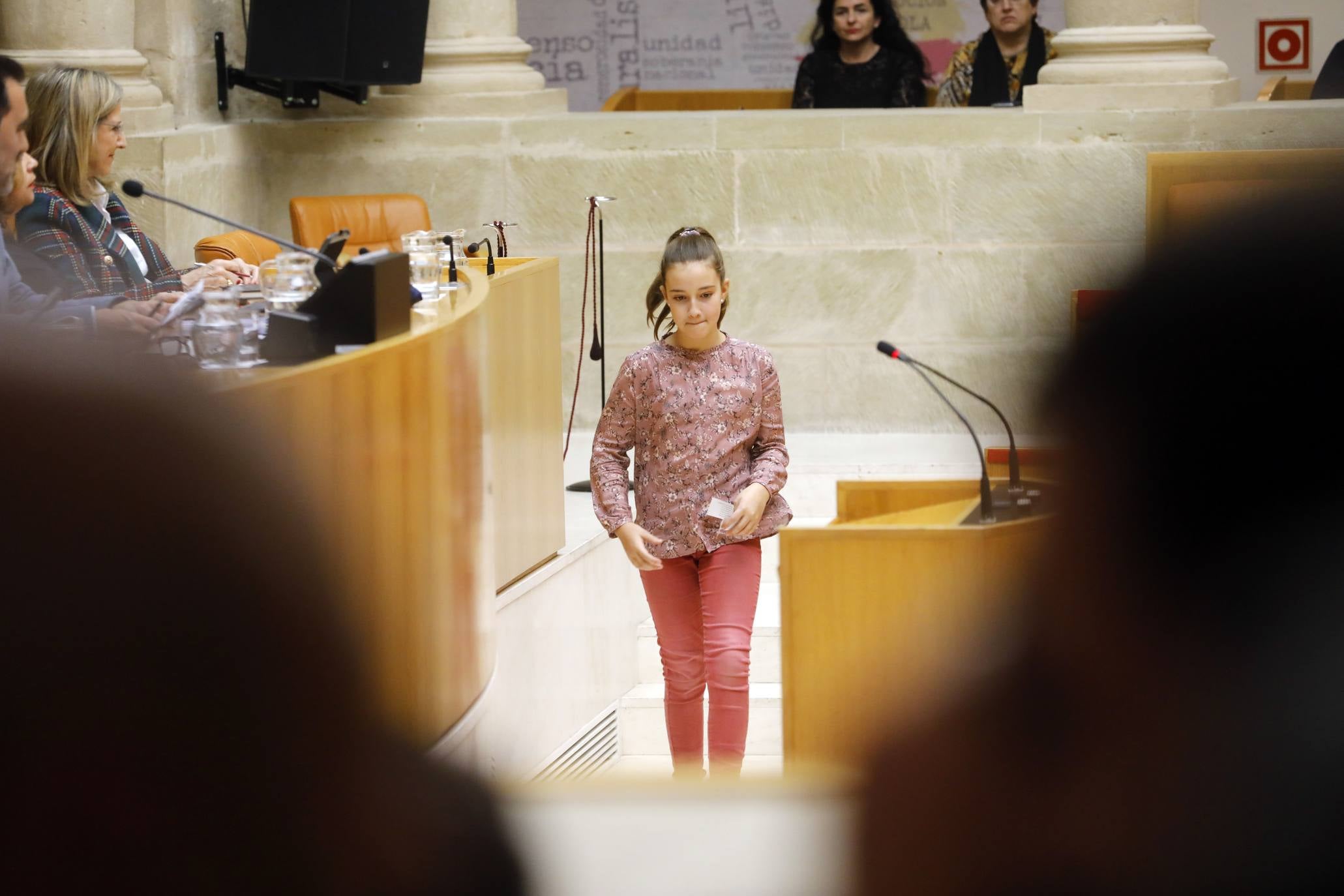 Varios niños han visitado el Parlamento para celebrar el Día de la Constitución. 