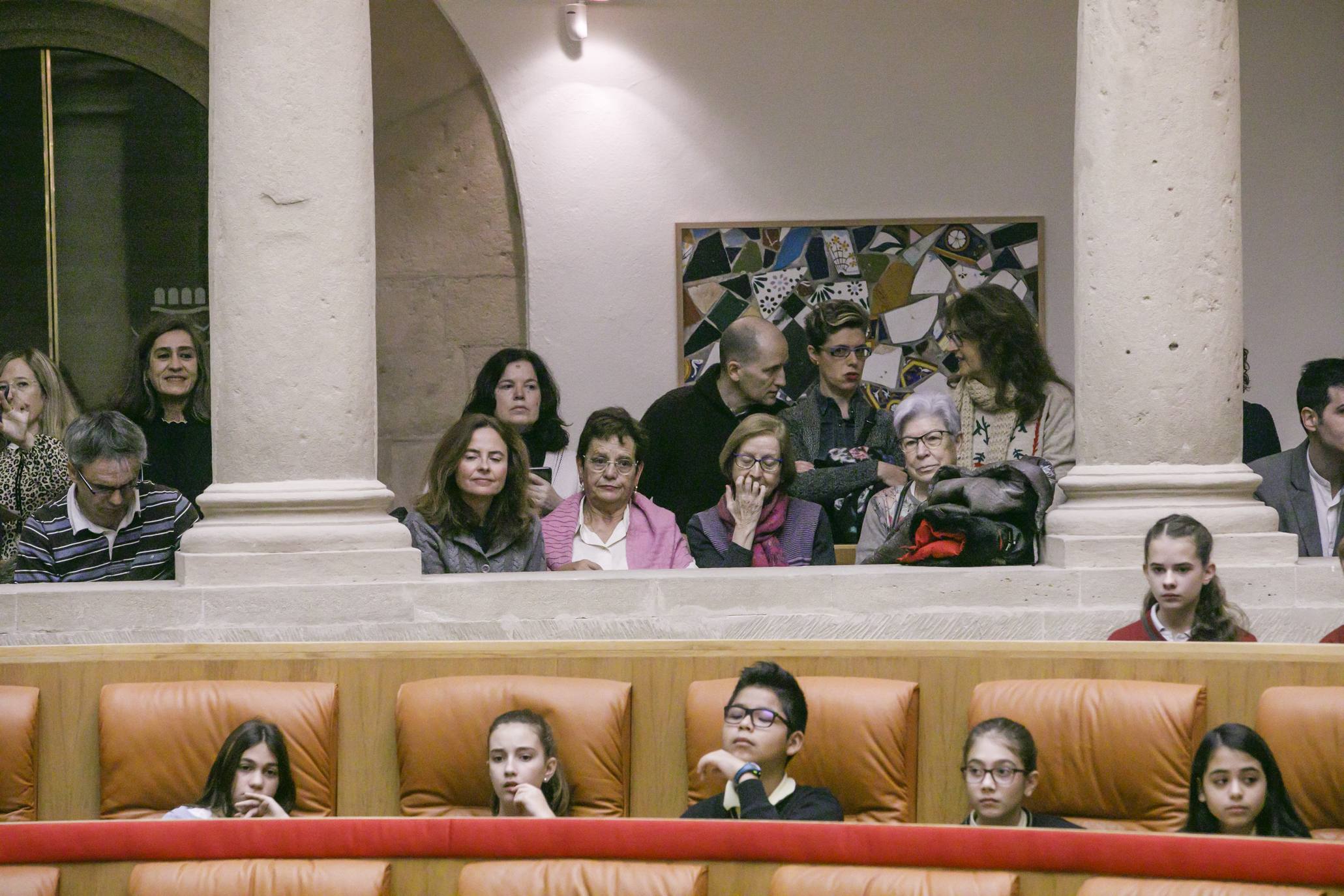 Varios niños han visitado el Parlamento para celebrar el Día de la Constitución. 