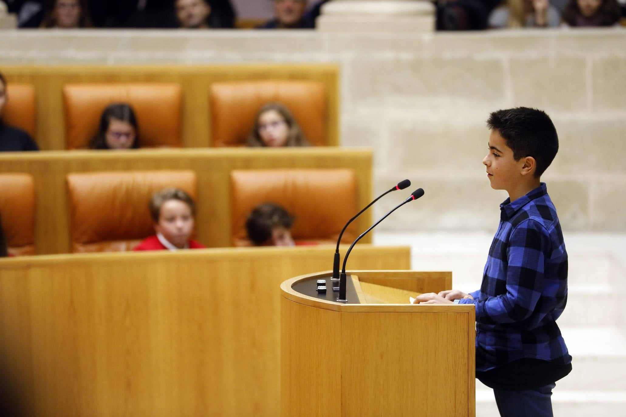 Varios niños han visitado el Parlamento para celebrar el Día de la Constitución. 