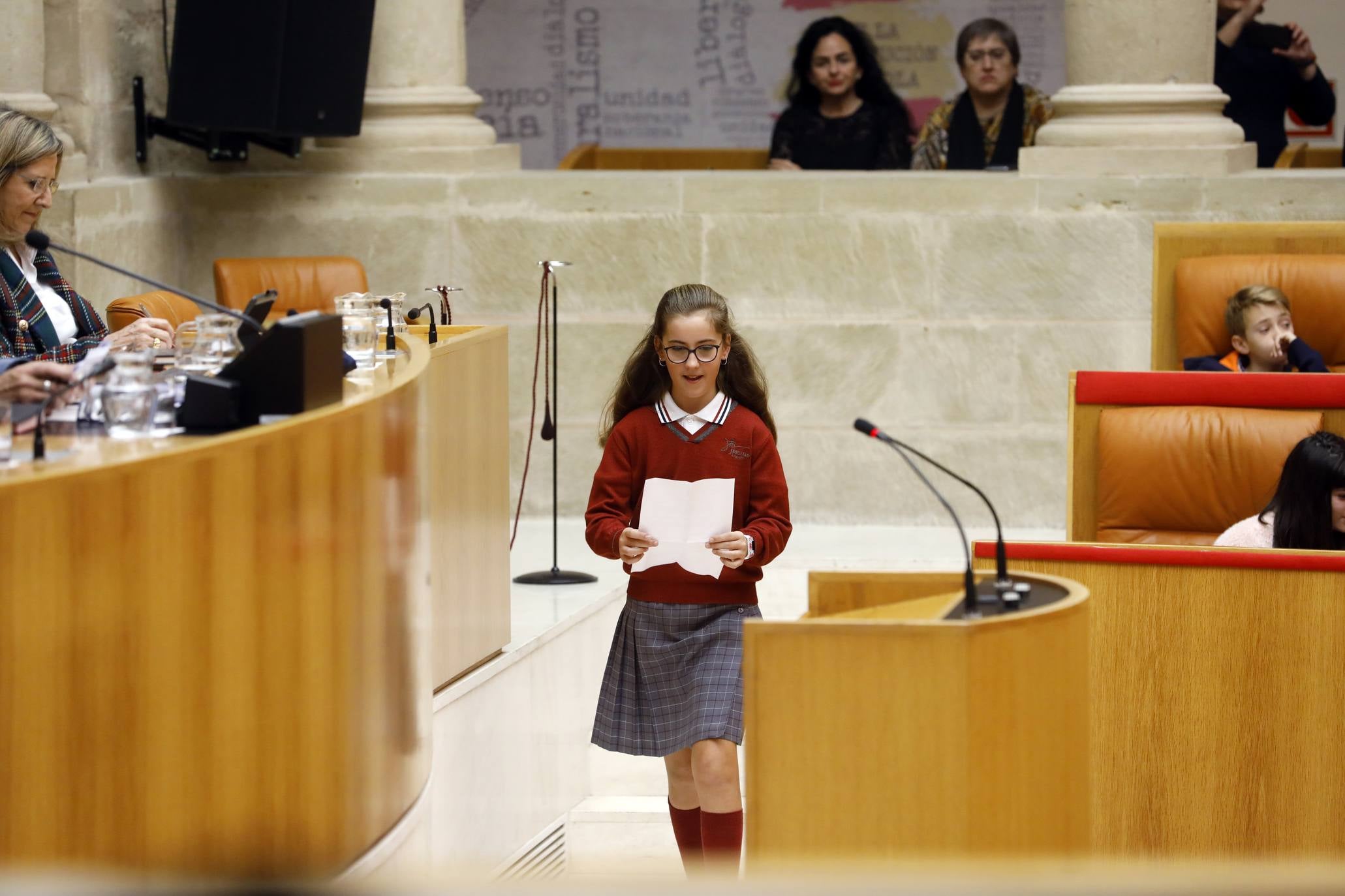 Varios niños han visitado el Parlamento para celebrar el Día de la Constitución. 