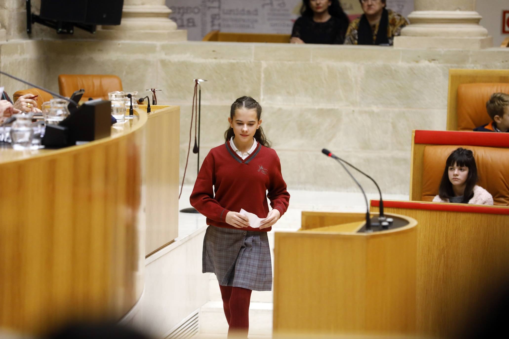 Varios niños han visitado el Parlamento para celebrar el Día de la Constitución. 