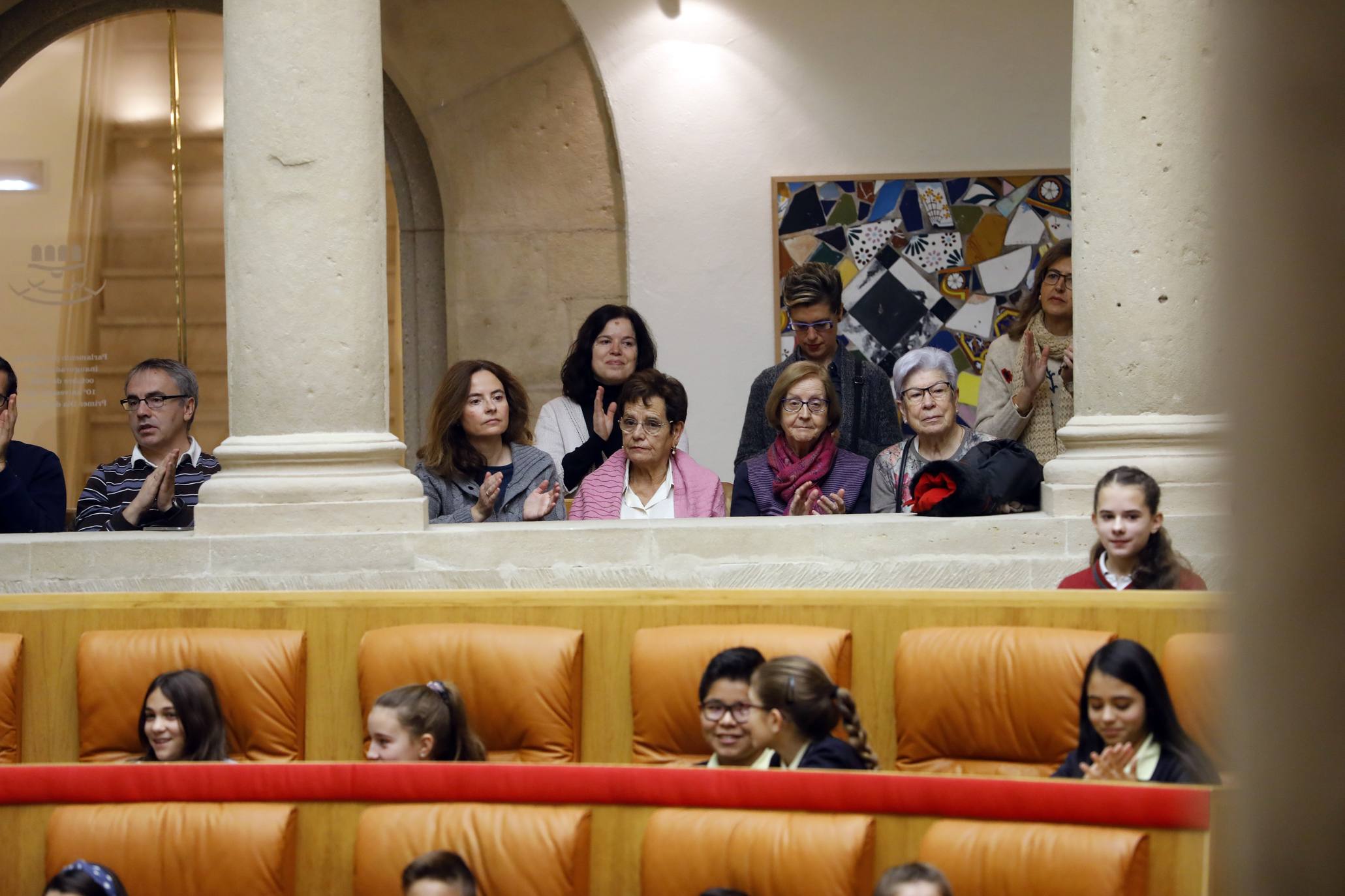 Varios niños han visitado el Parlamento para celebrar el Día de la Constitución. 