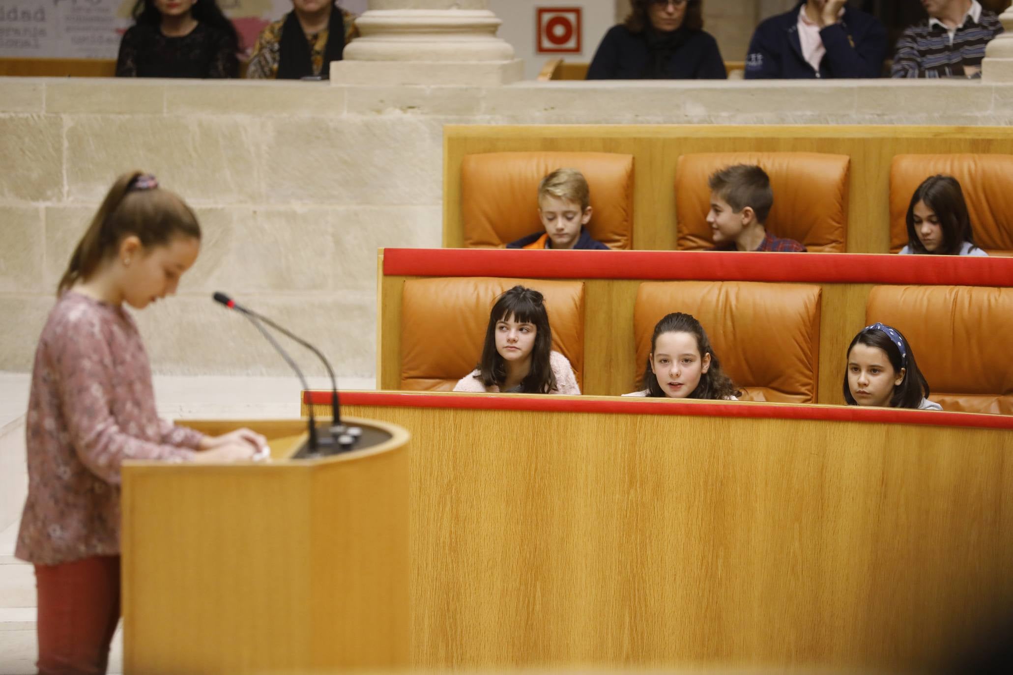 Varios niños han visitado el Parlamento para celebrar el Día de la Constitución. 