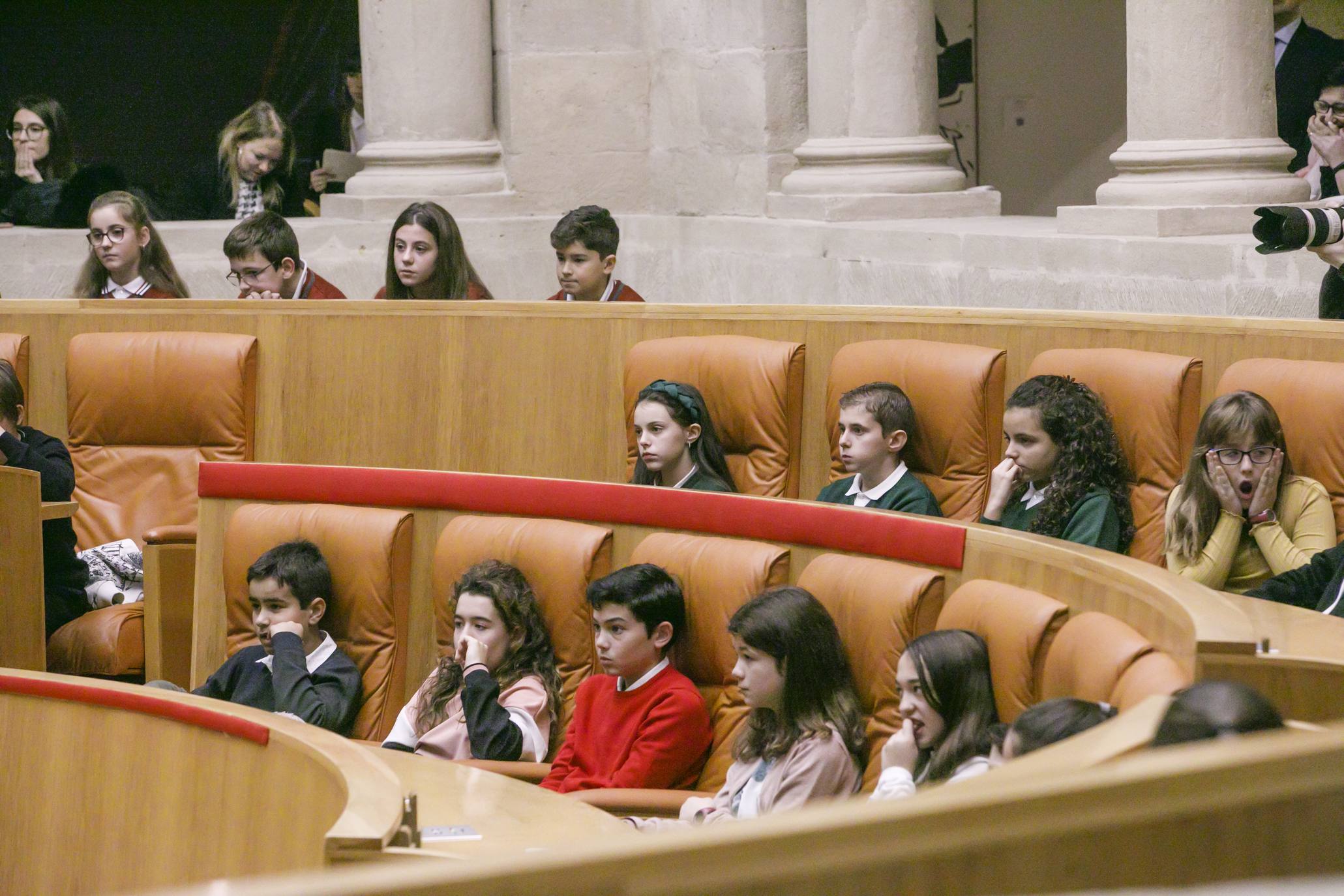 Varios niños han visitado el Parlamento para celebrar el Día de la Constitución. 