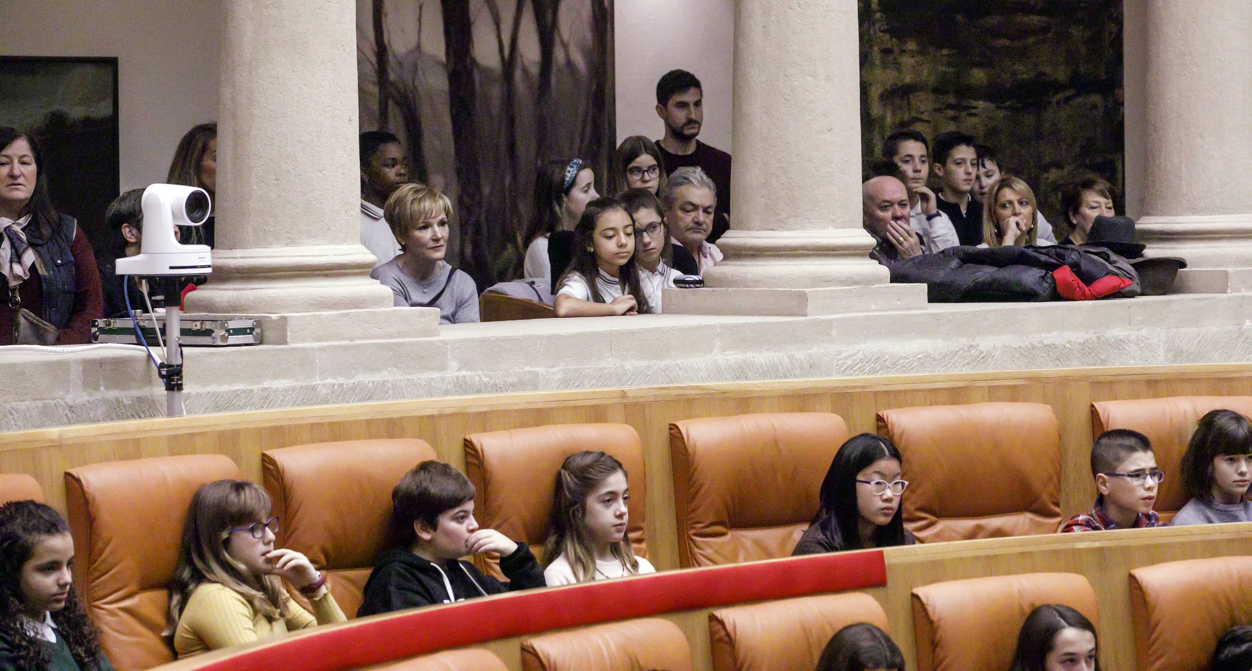 Varios niños han visitado el Parlamento para celebrar el Día de la Constitución. 