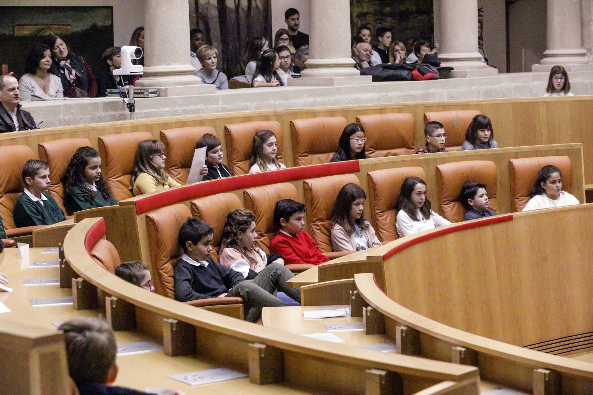 Varios niños han visitado el Parlamento para celebrar el Día de la Constitución. 