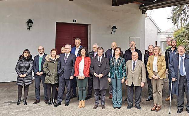 Foto de familia en el interior de las instalaciones de CVNE.