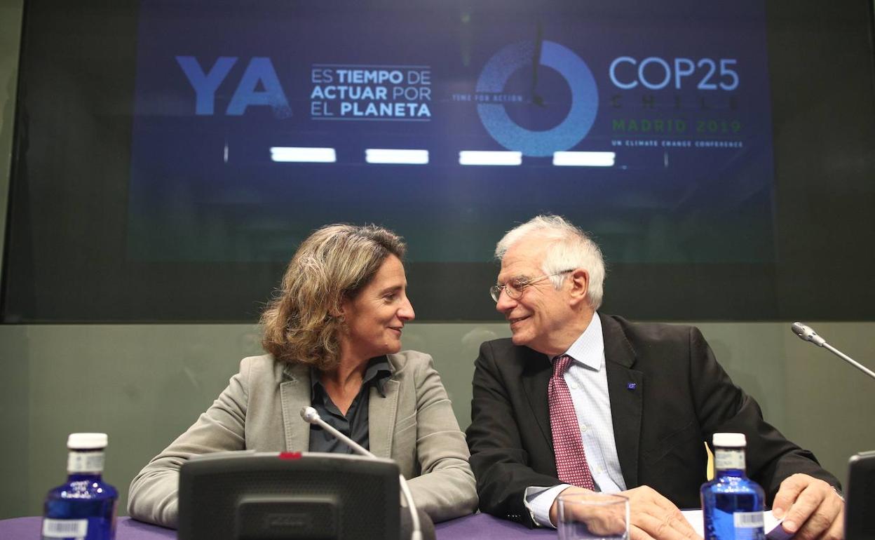 Los ministros Teresa Ribera y Josep Borrell, en Madrid