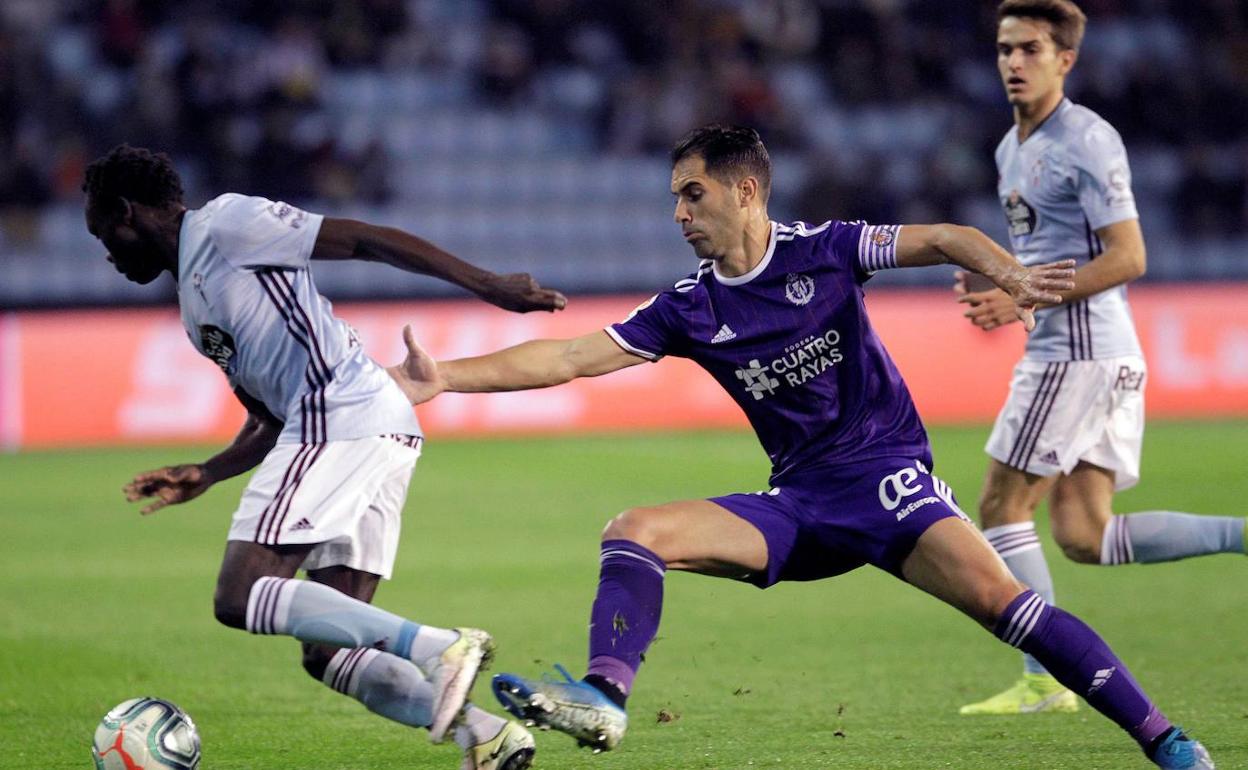 El delantero danés-sursudanés del Celta de Vigo Pione Sixto intenta escaparse de Javier Moyano, defensa del Real Valladolid.