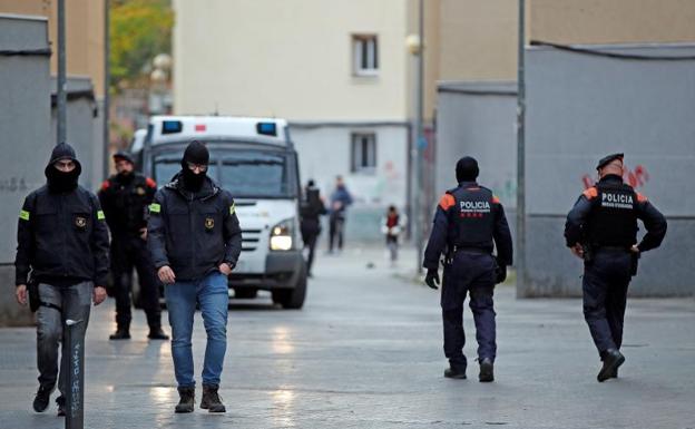 Agentes de los Mossos d'Esquadra mantienen un gran despliegue policial.