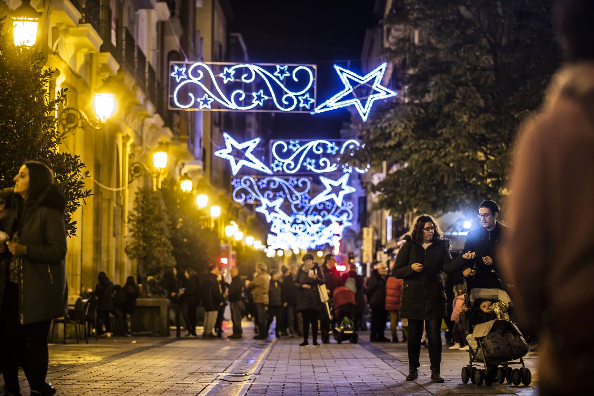 Las luces de Navidad iluminan Logroño