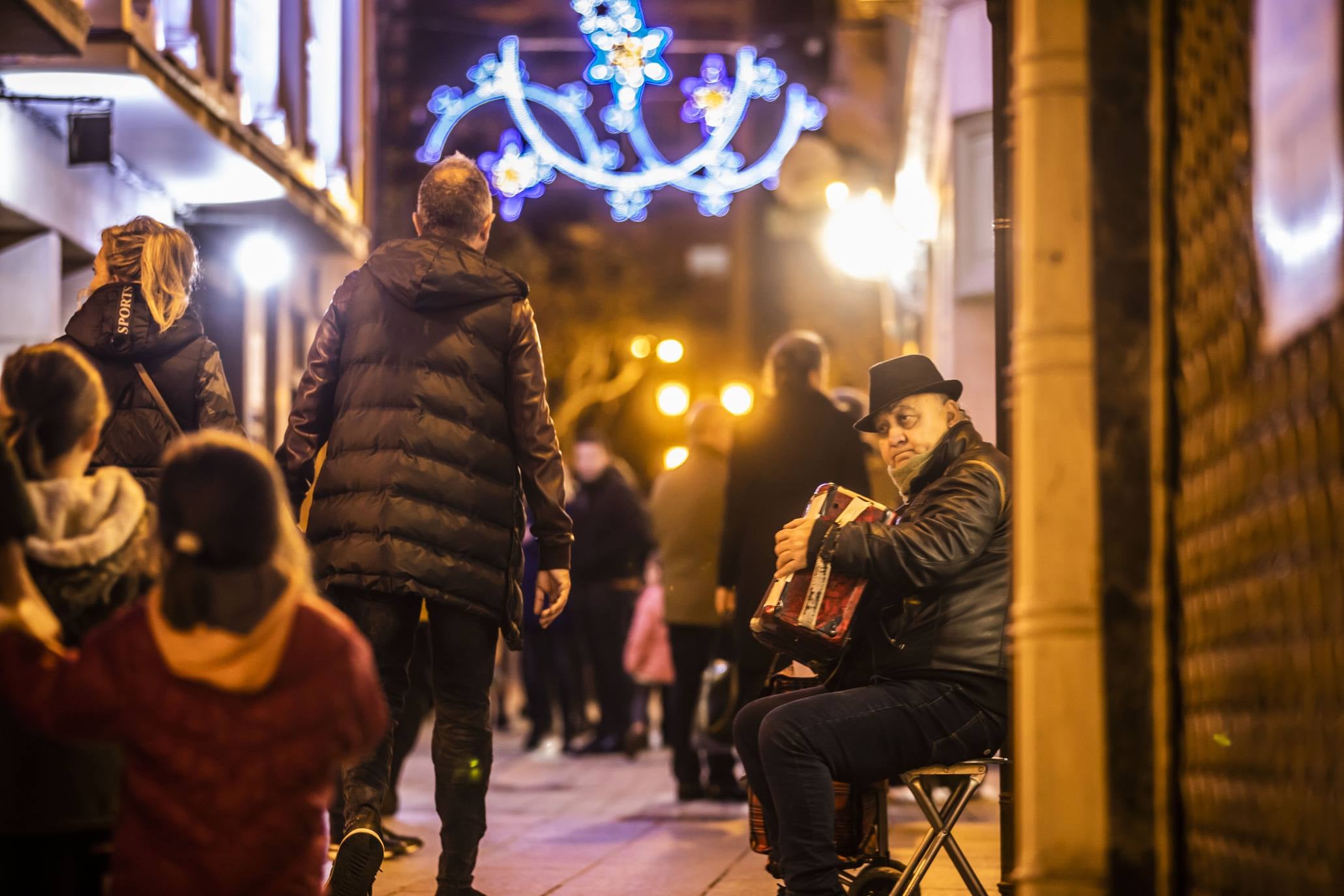 Las luces de Navidad iluminan Logroño